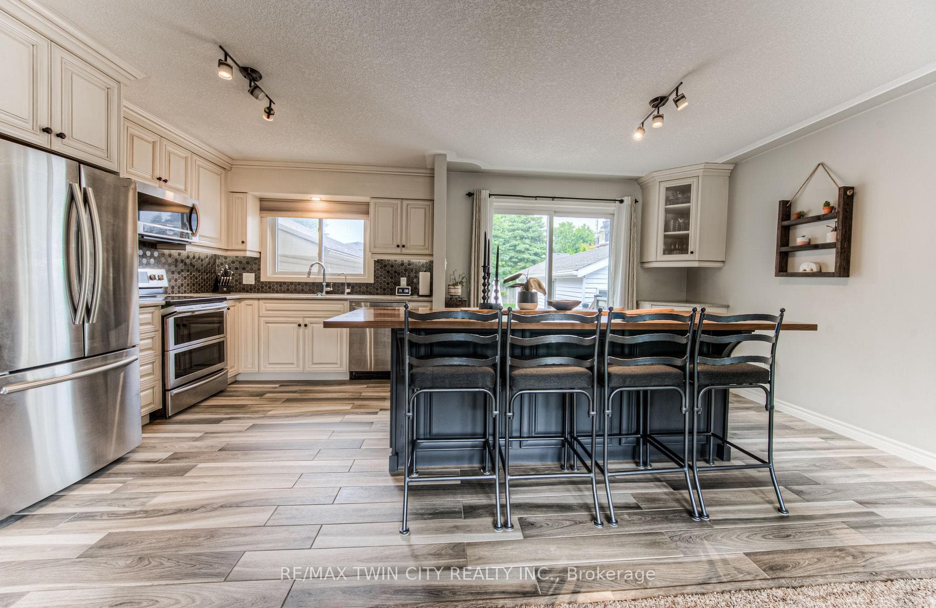 36 Howland Drive photo 7