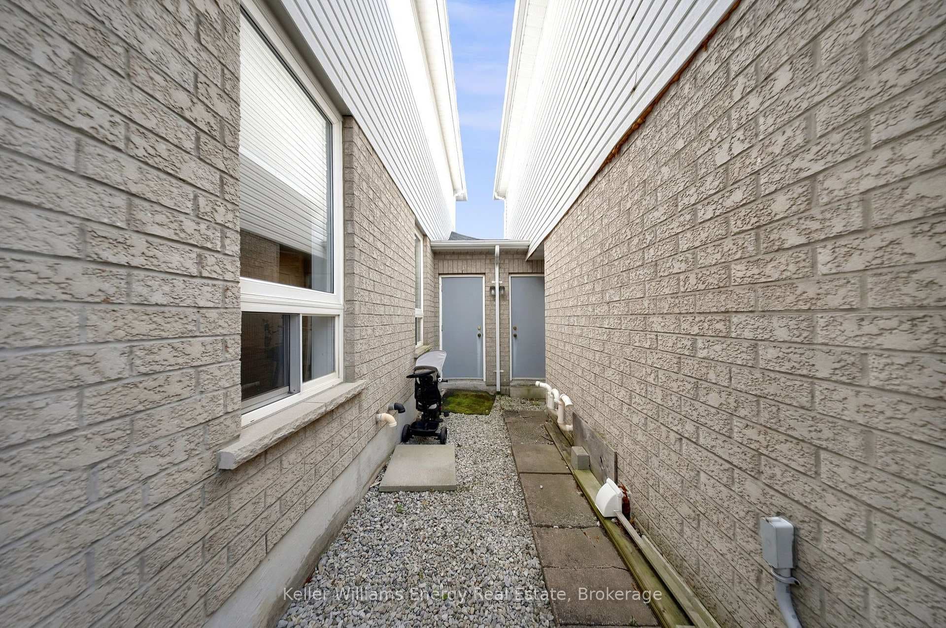 4 Primeau Avenue photo 37