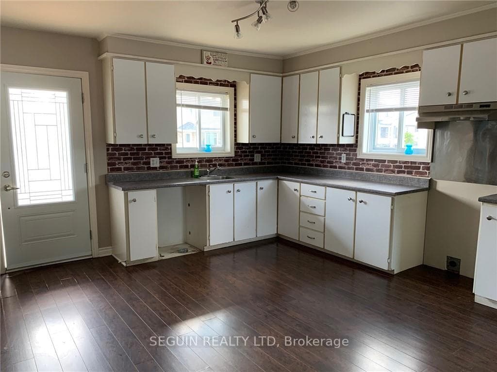 344 CHAMPLAIN Street photo 9