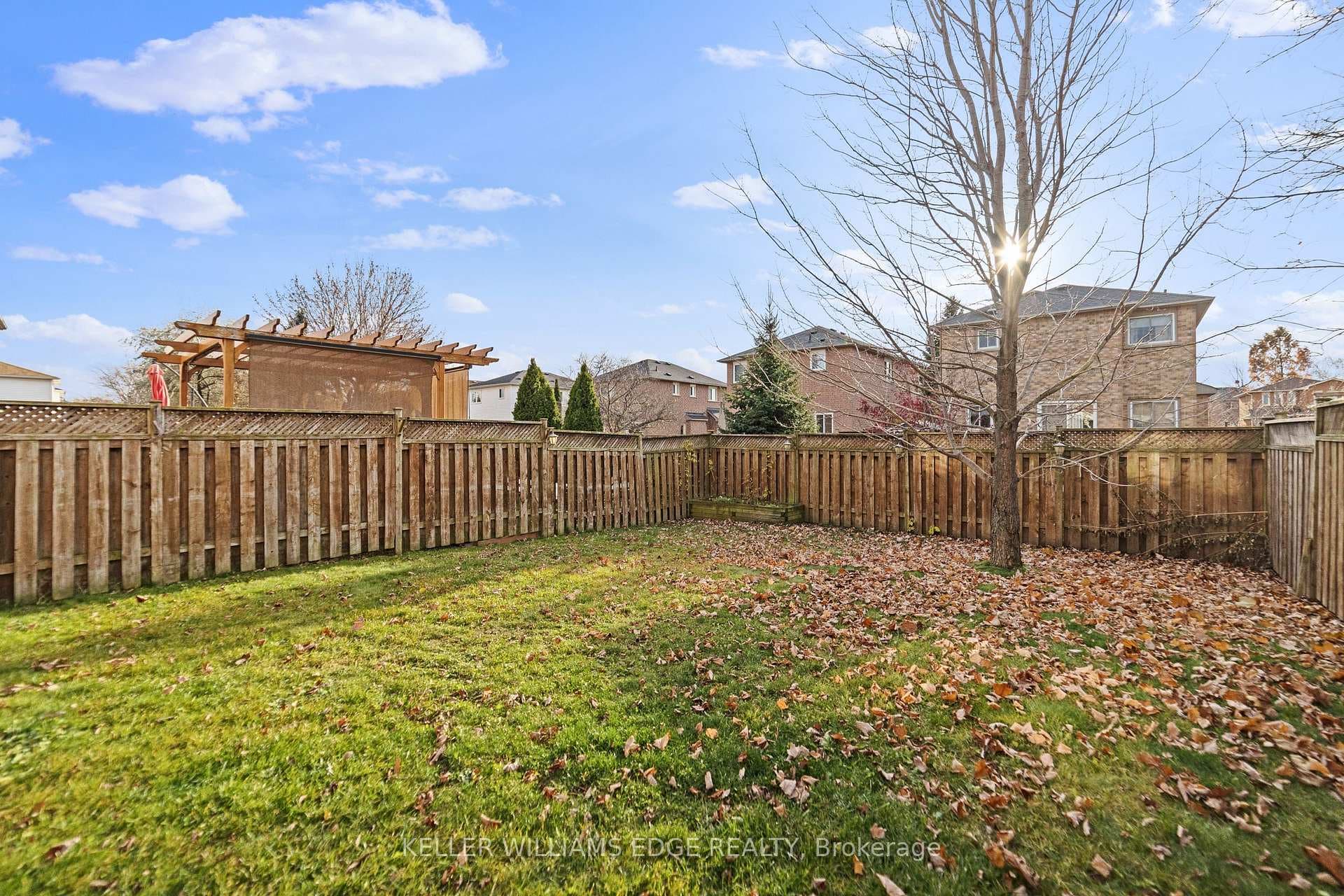 516 Eliza Crescent photo 32