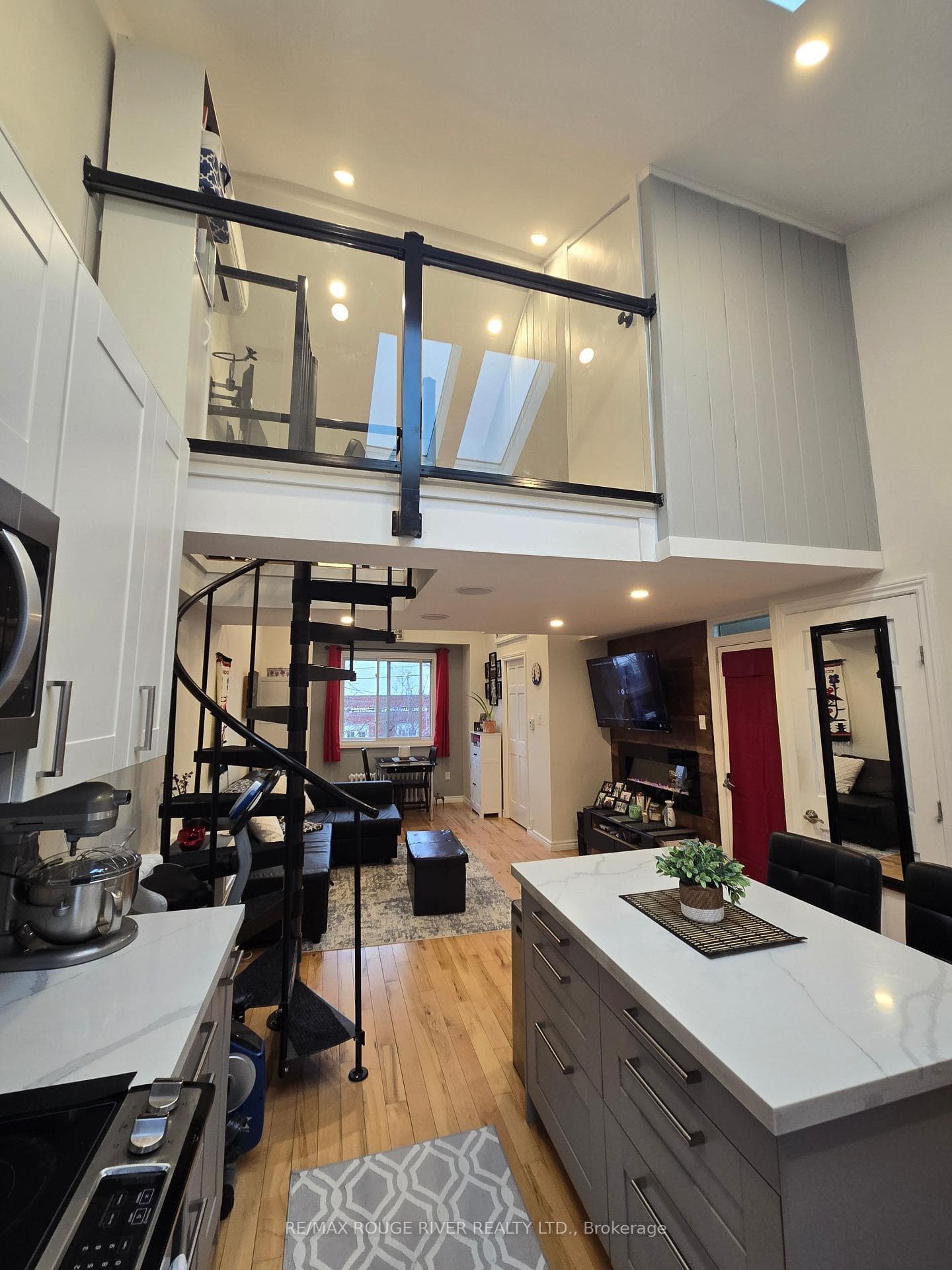 6 Lippincott St Street photo 9