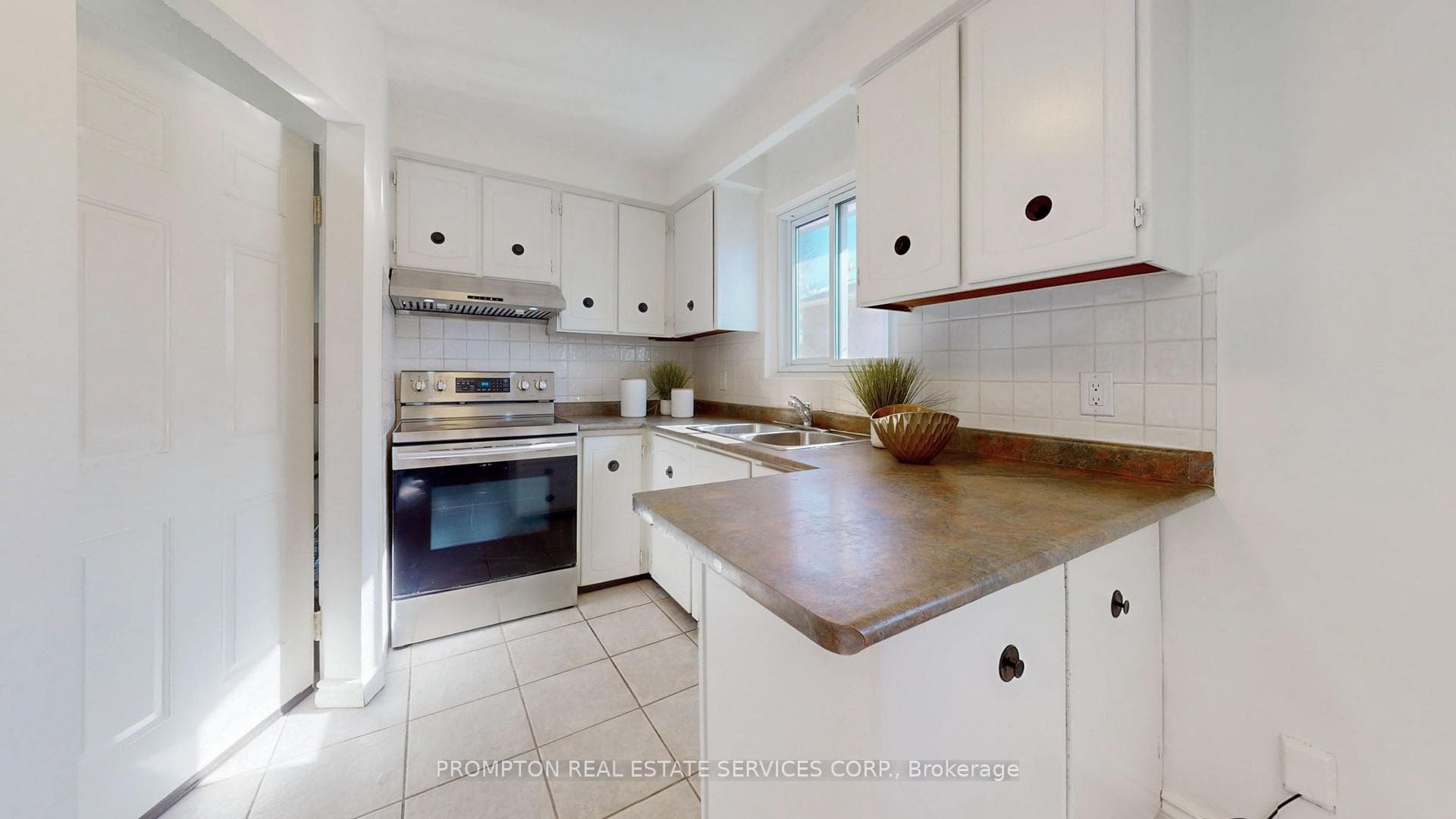 Kitchen With Stainless Steele Appliances