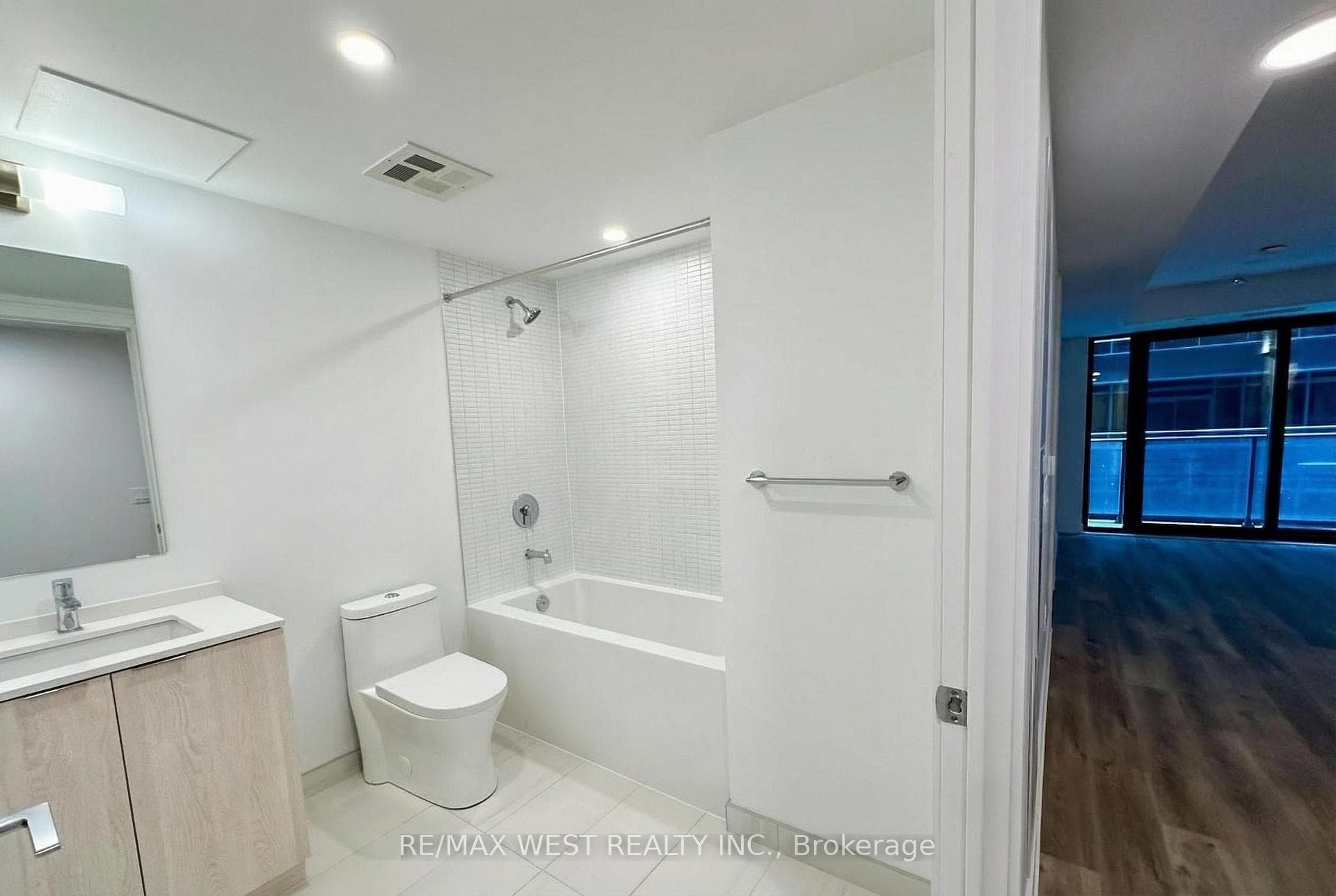 1 Jarvis Street Unit 717 photo 4