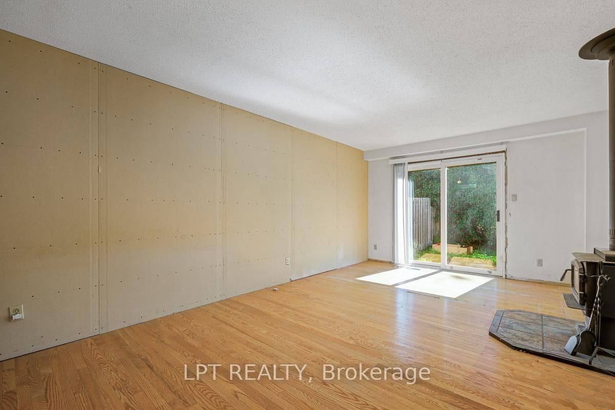 33 Estelle Crescent photo 7
