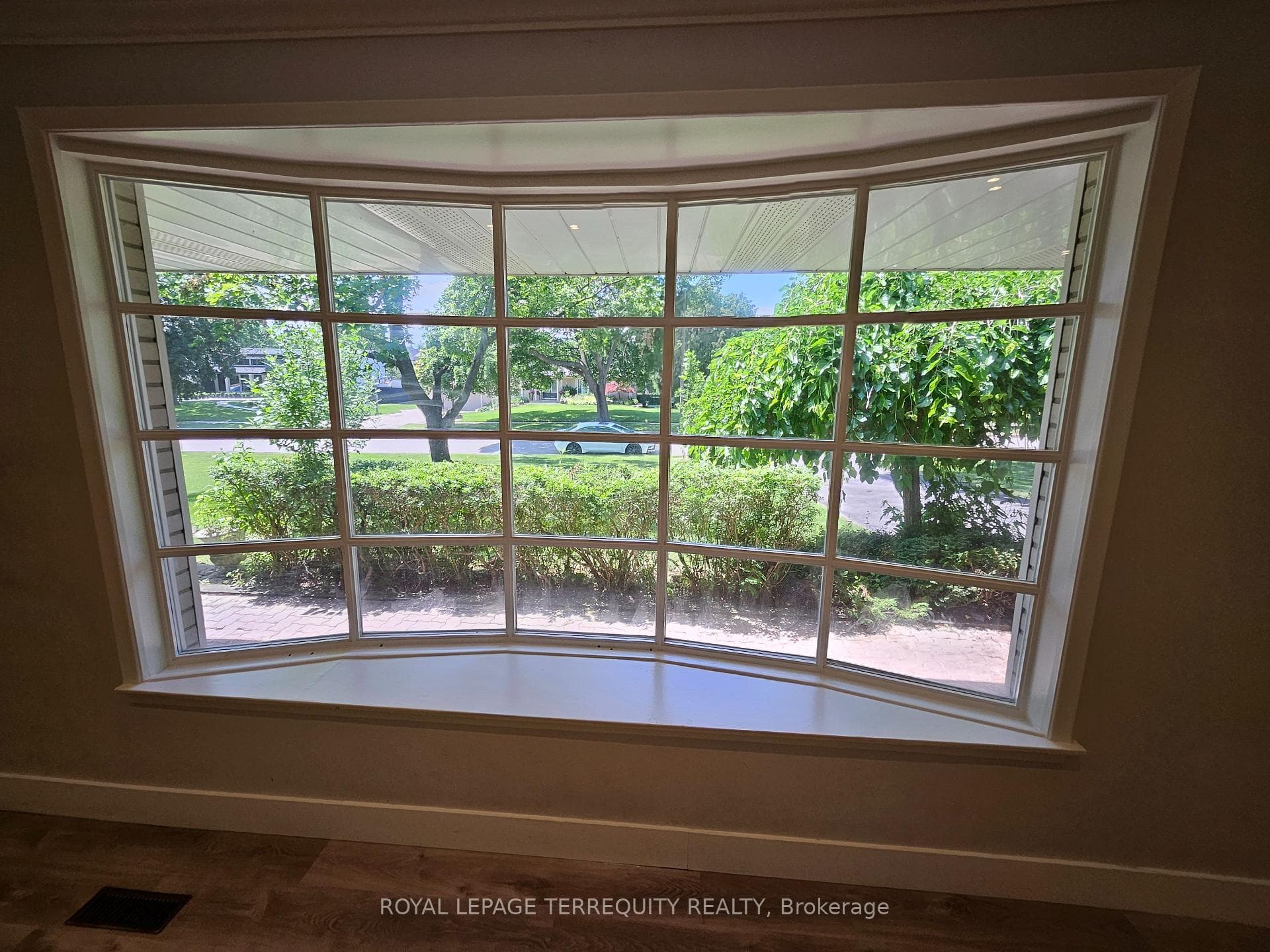 2067 Obeck Crescent photo 26