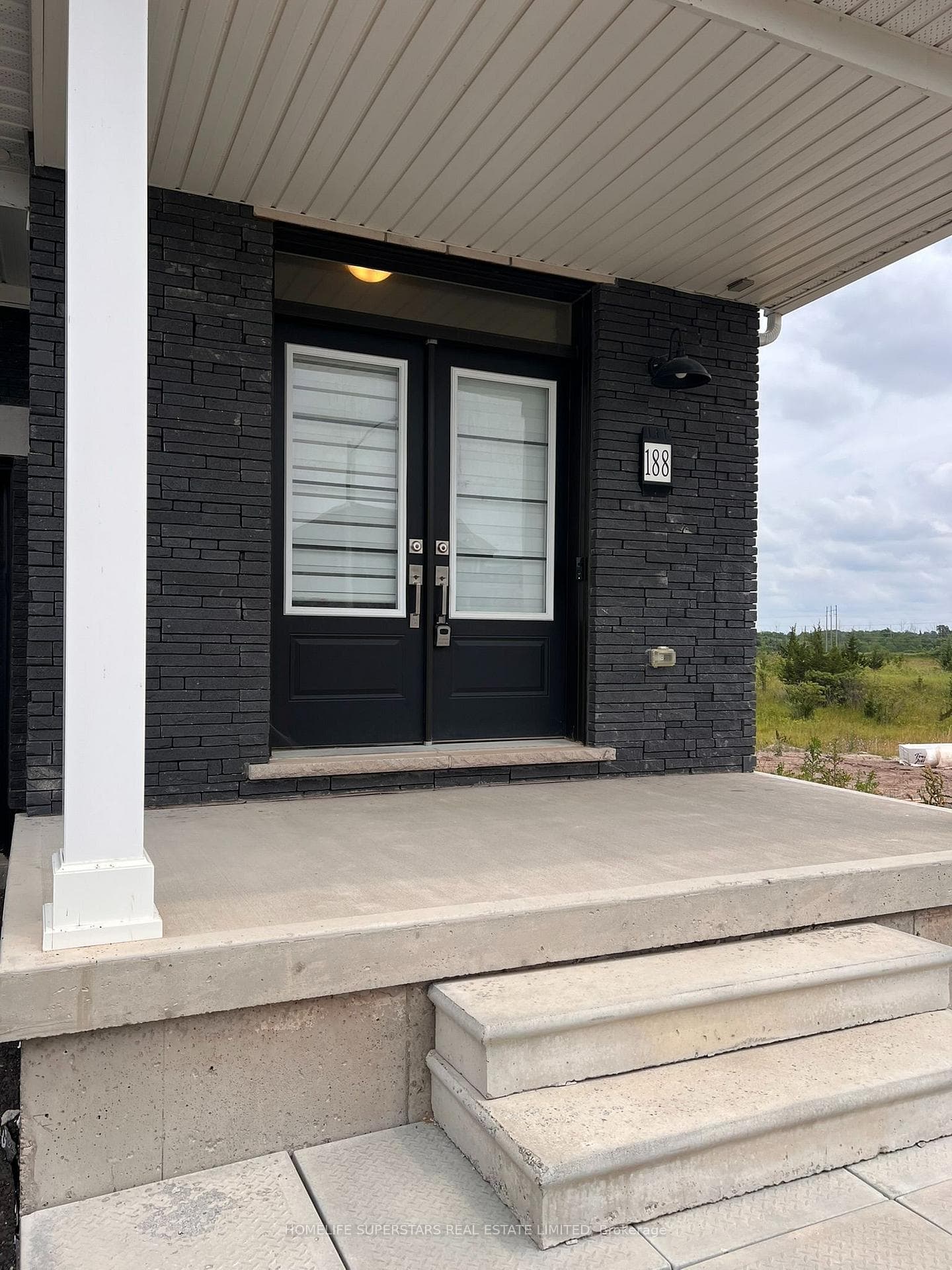 188 AVIRON Crescent photo 2