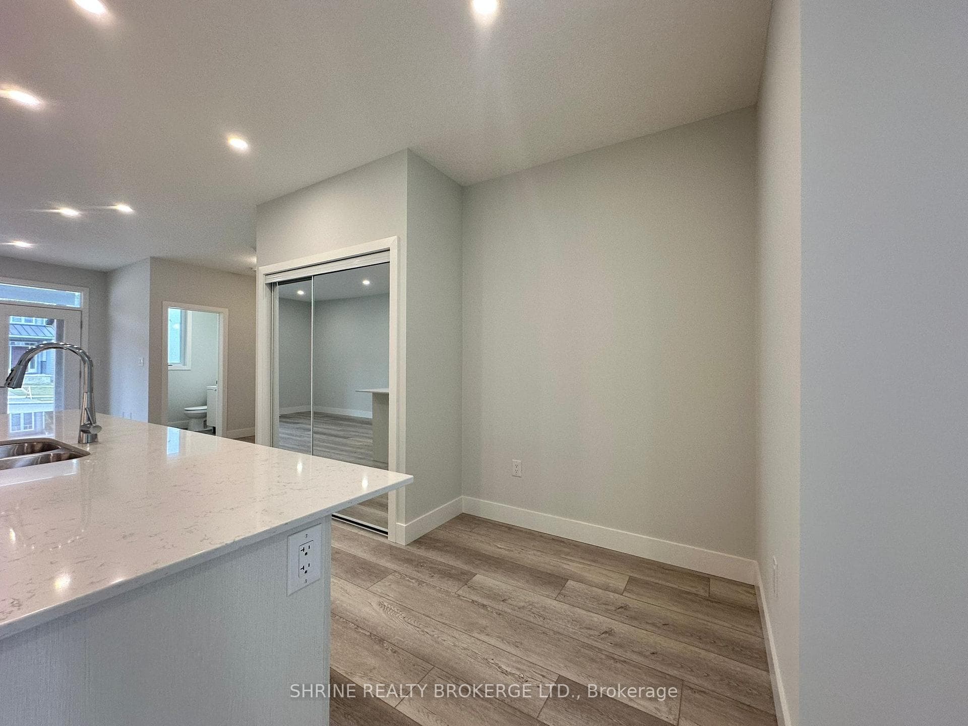 990 Deveron Crescent Unit 1 photo 10
