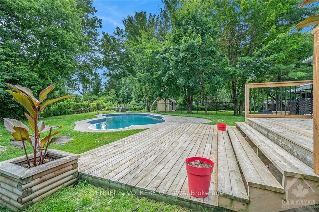 197 TWEED Crescent photo 28