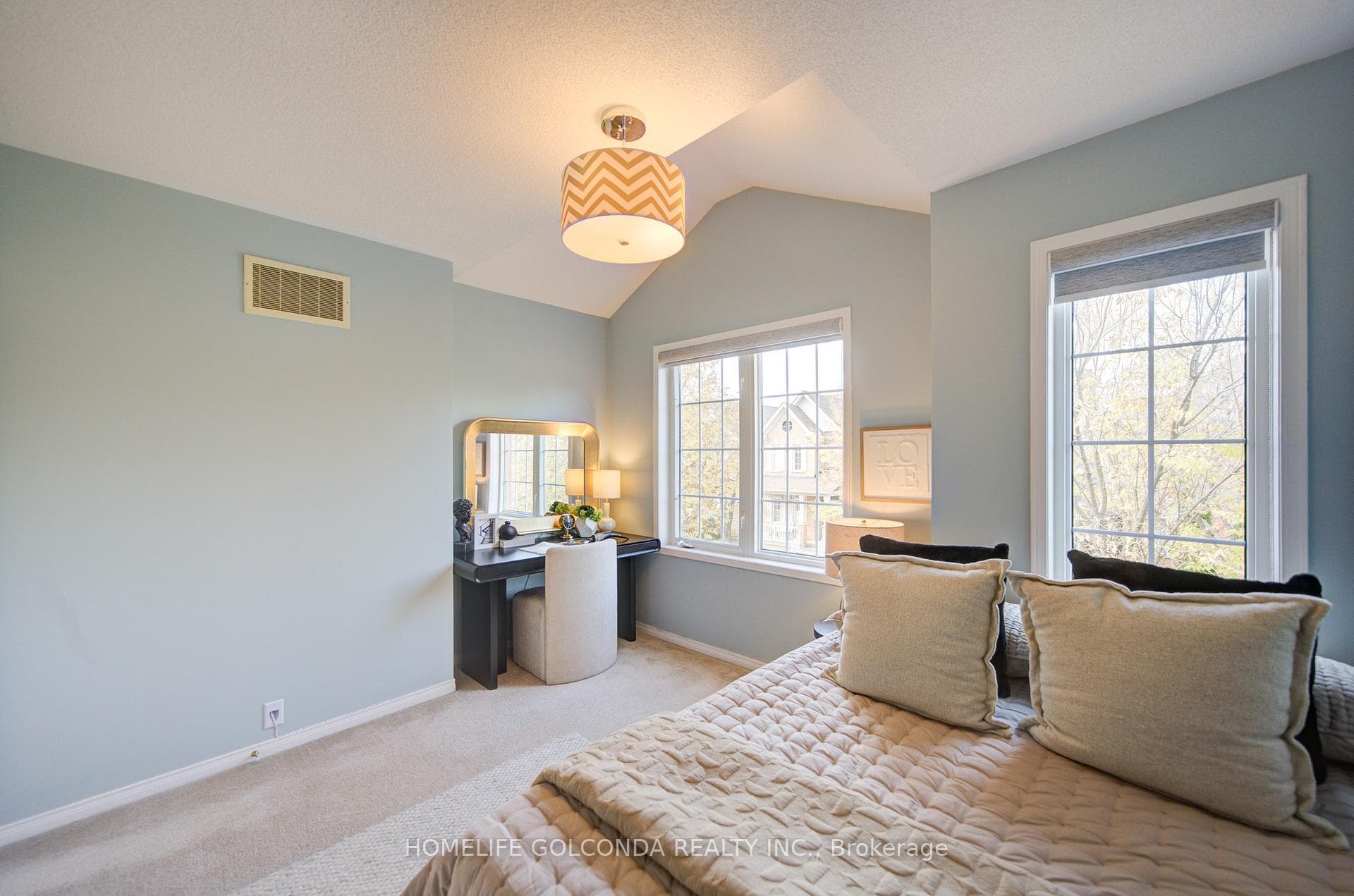 27 Lindcrest Manor photo 25