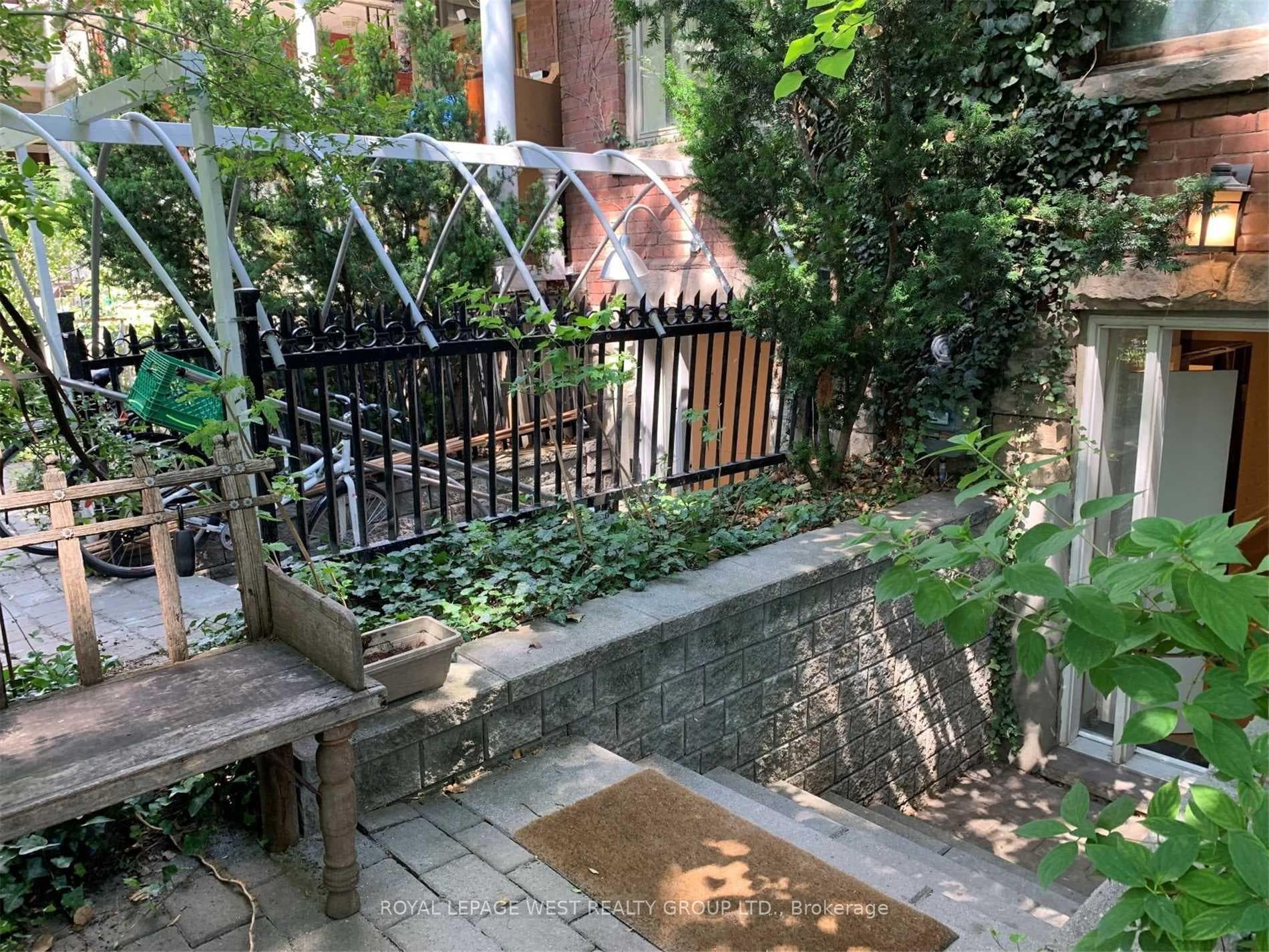 Your very own Patio/Bench area