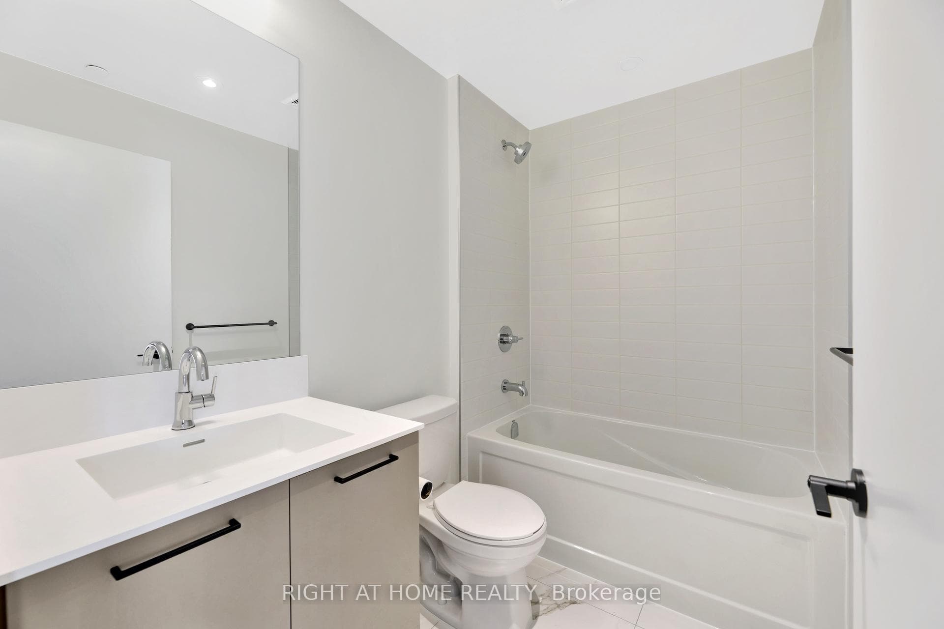 10 LAGERFELD Drive Unit 401 photo 25