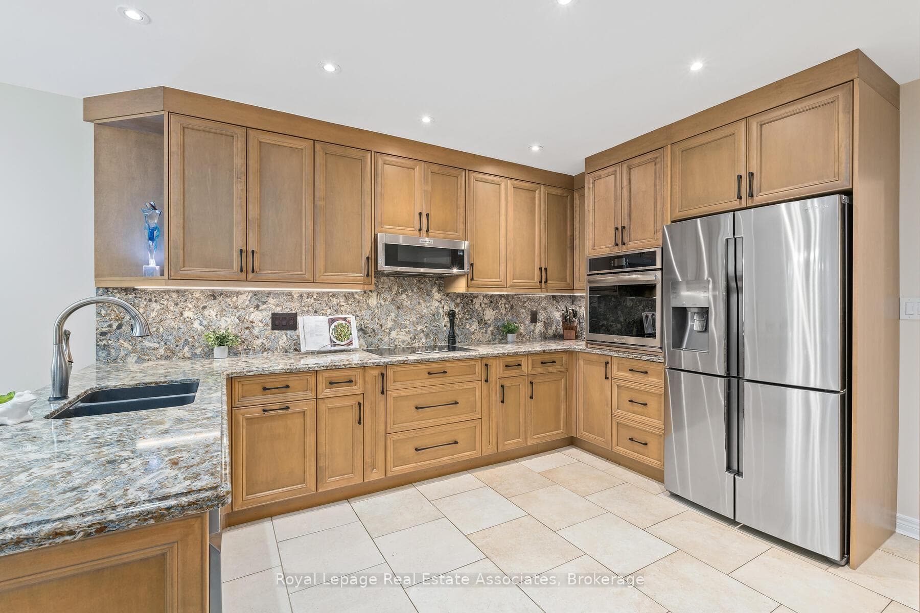 27 Royal Ridge Crescent photo 8