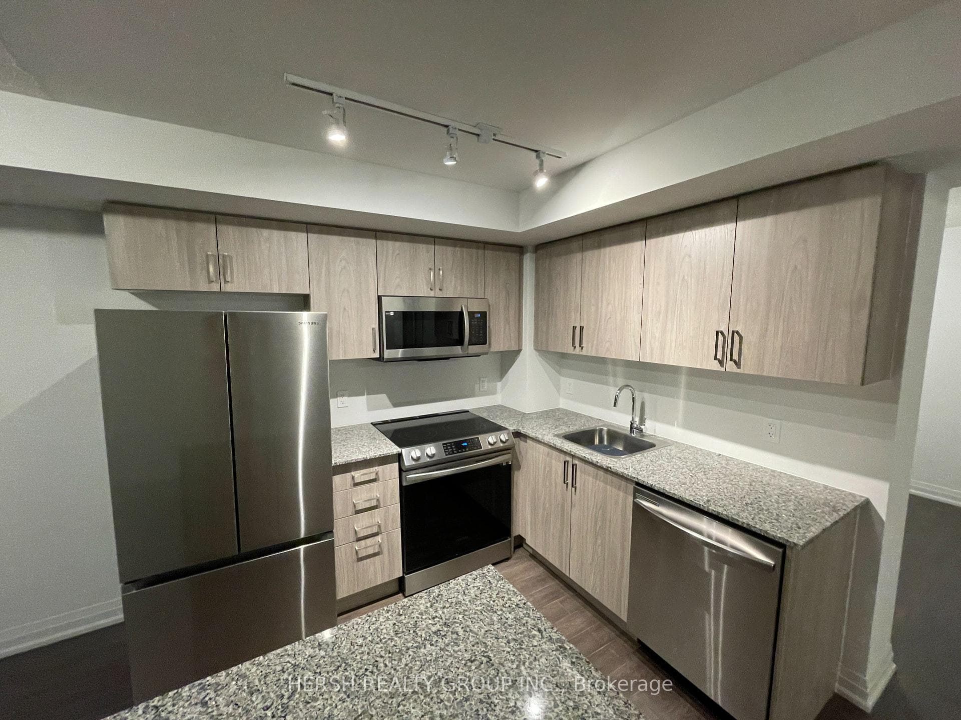 20 Meadowglen Place Unit 532 photo 7