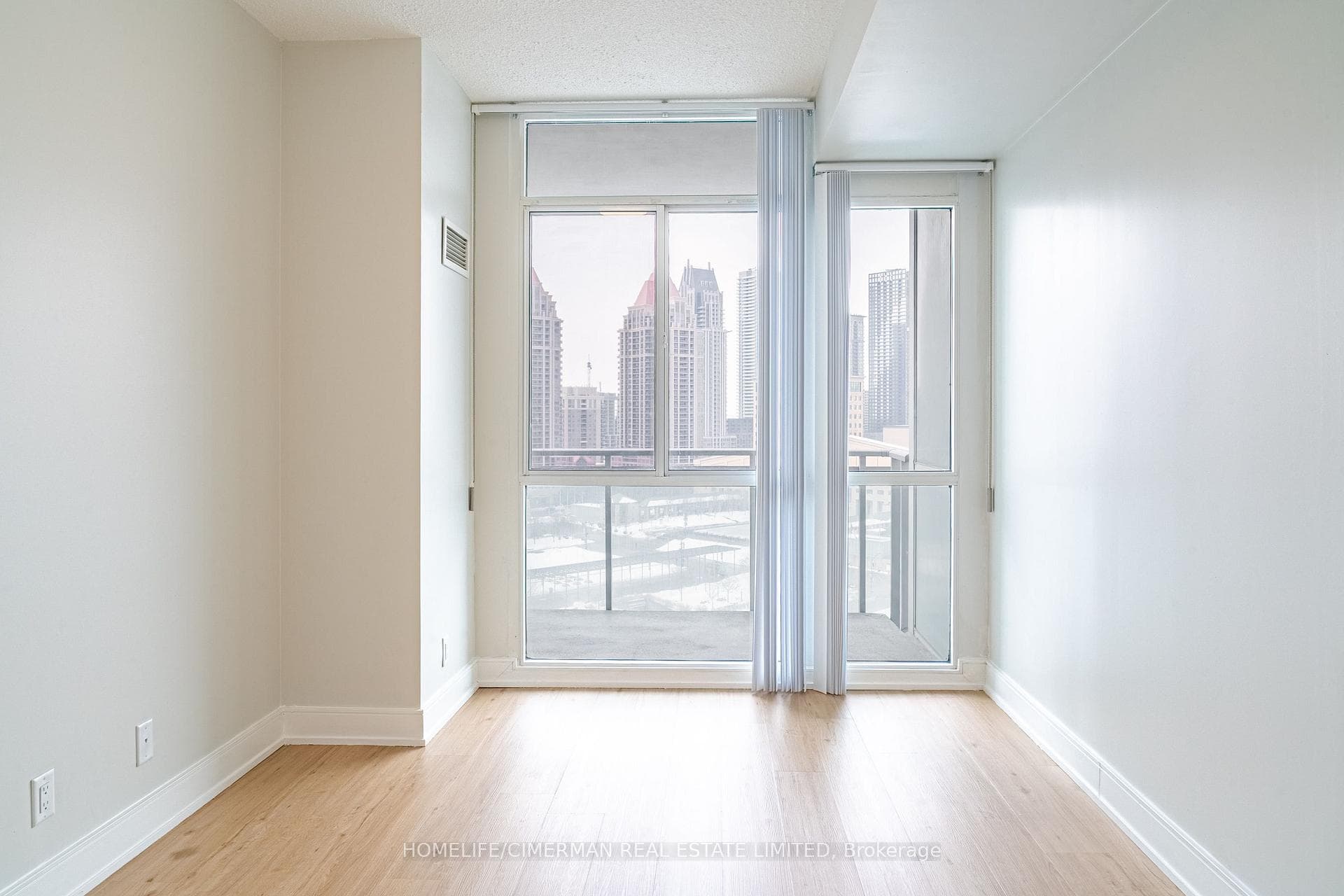 220 Burnhamthorpe Road Unit 1508 photo 10