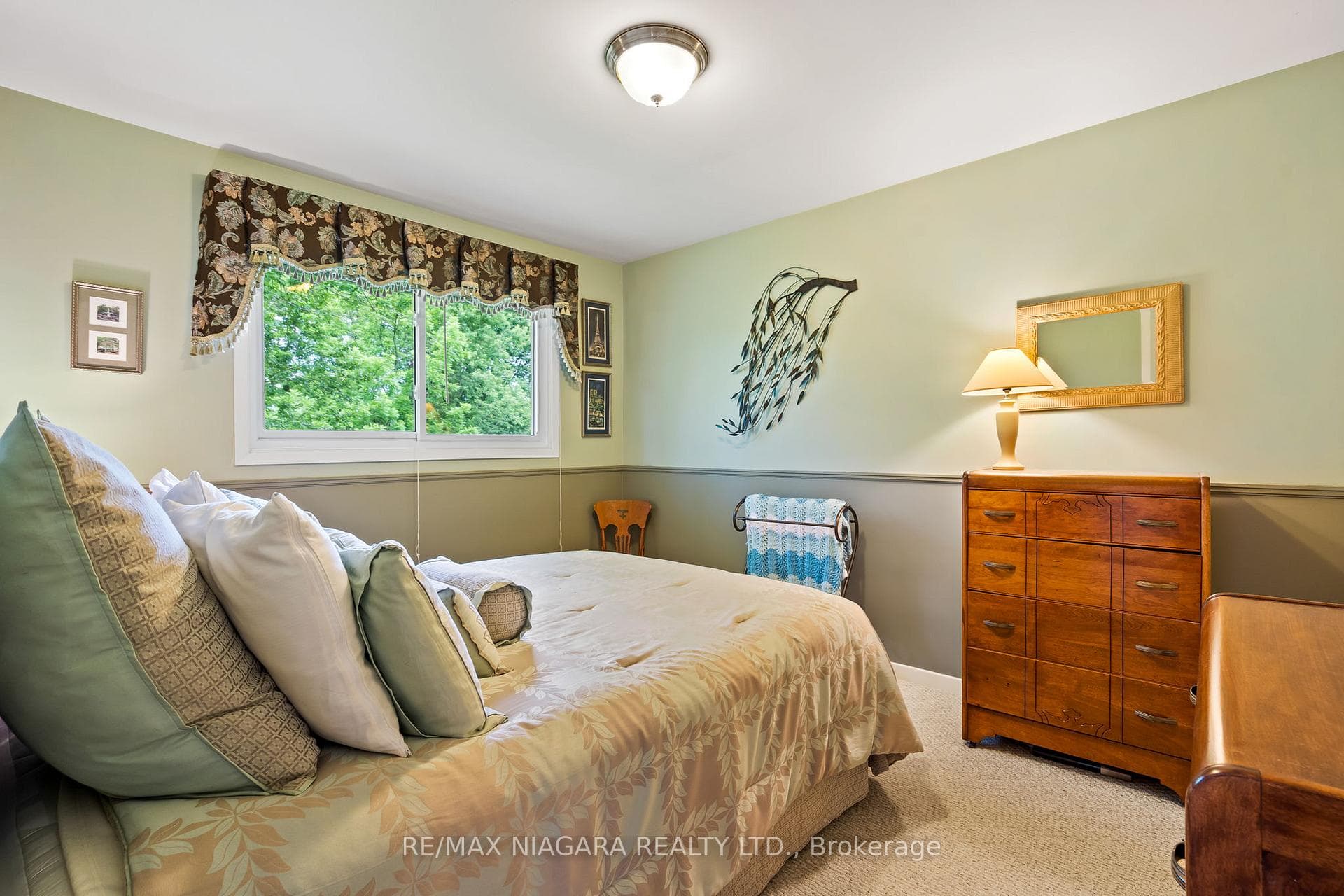 11676 Burnaby Road photo 25