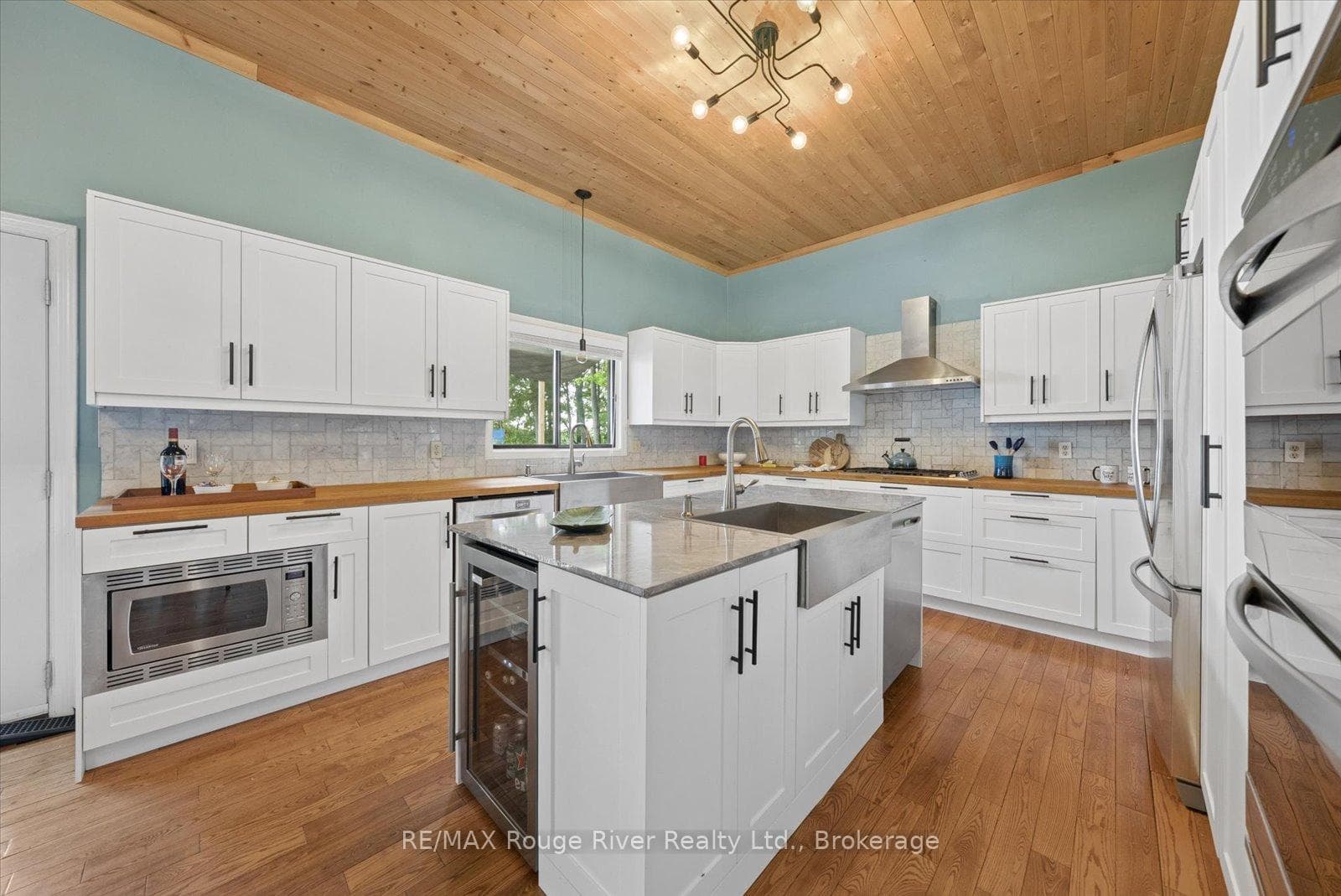 LARGE CHEF INSPIRED KITCHEN
