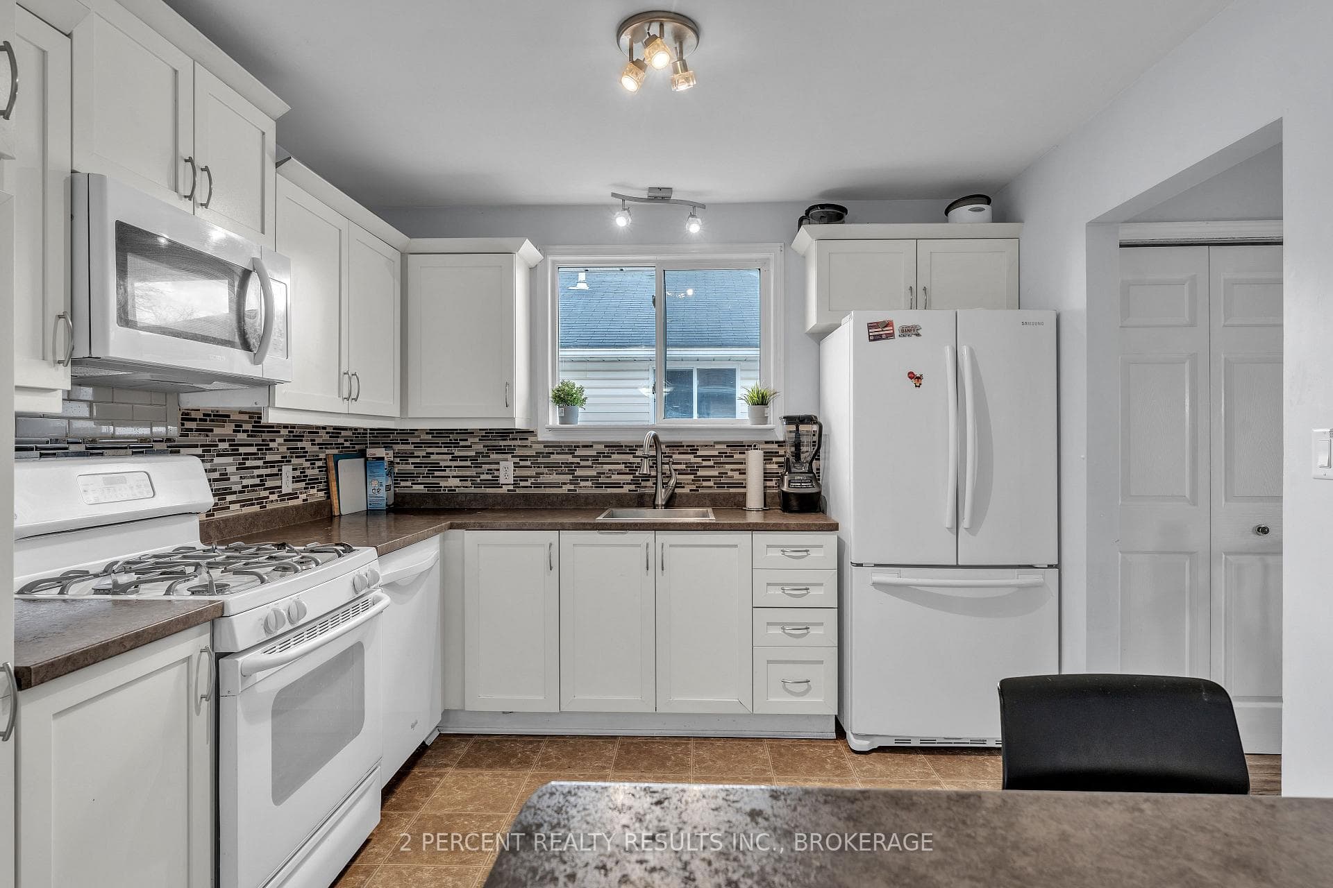 1294 Brackenwood Crescent photo 10