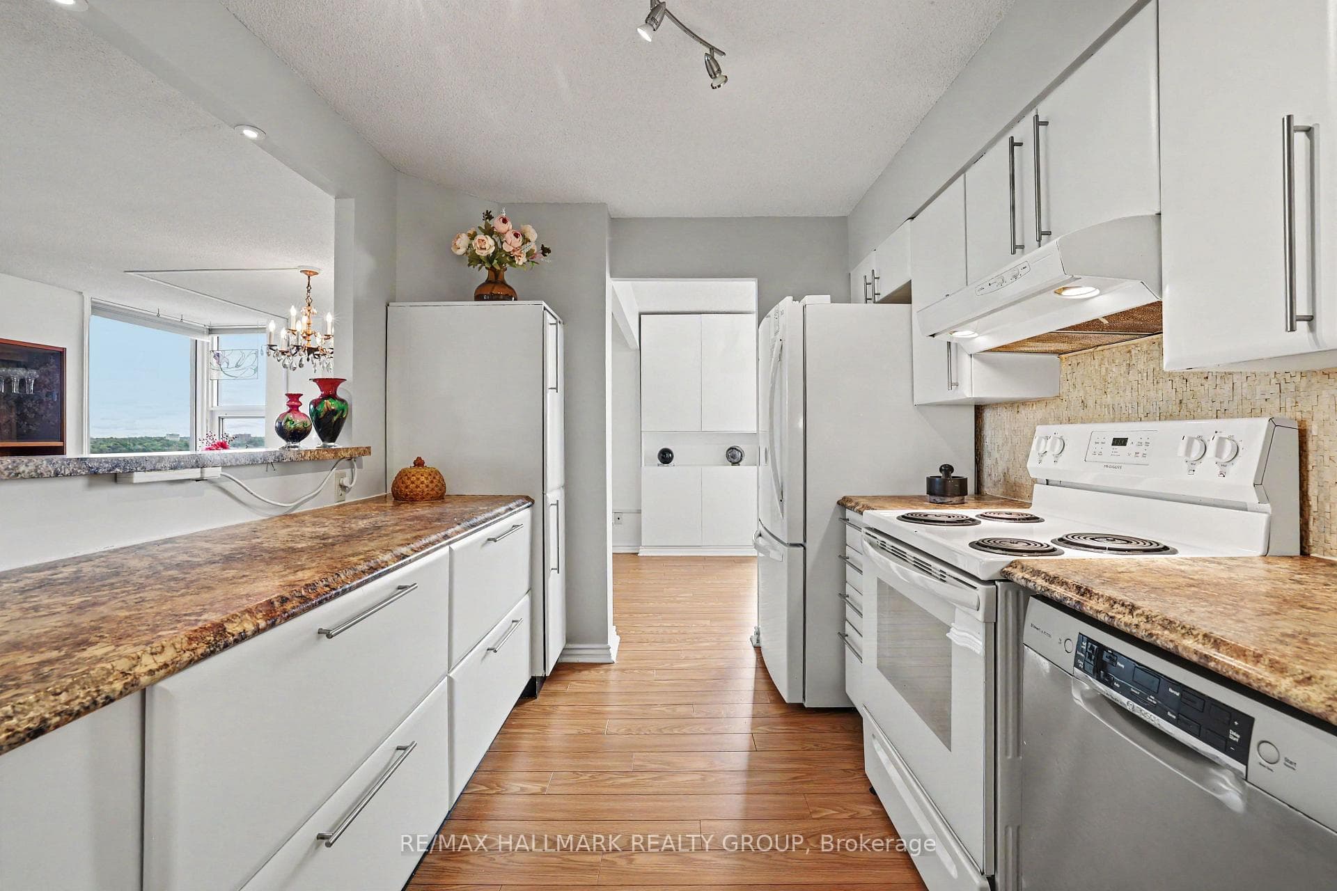 1025 Grenon Avenue Unit 915 photo 16