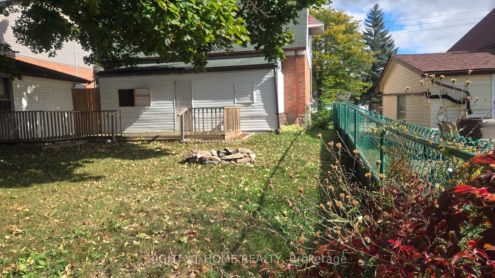 65 Ellis Crescent photo 28