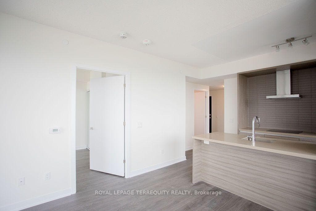 2221 Yonge Street Unit 4609 photo 9