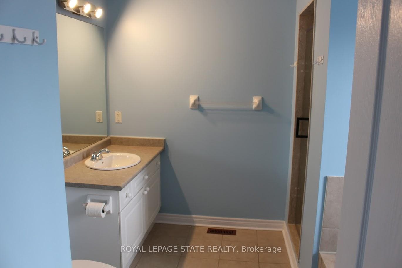 2128 Blackforest Crescent photo 13