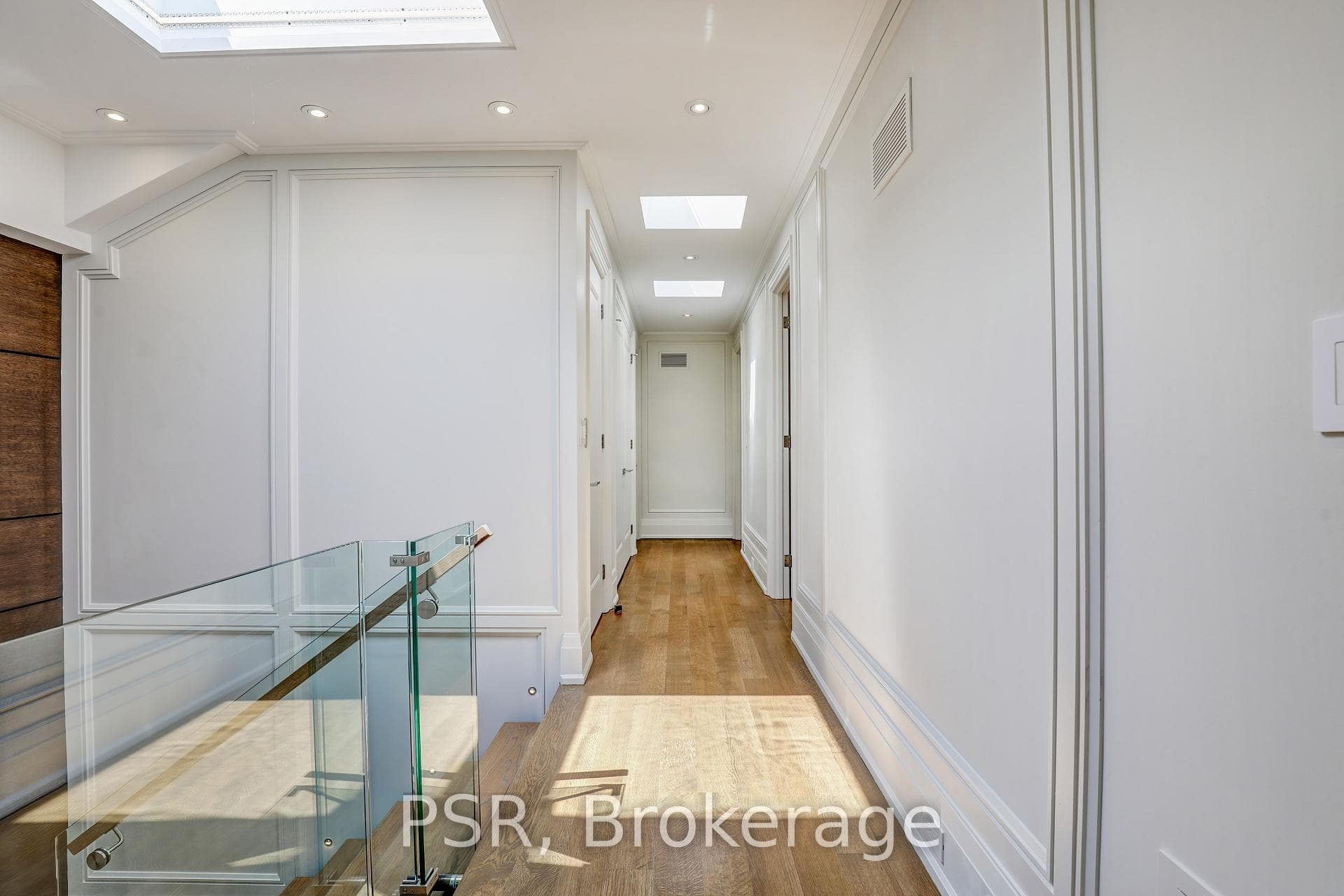 571 Broadway Avenue photo 17