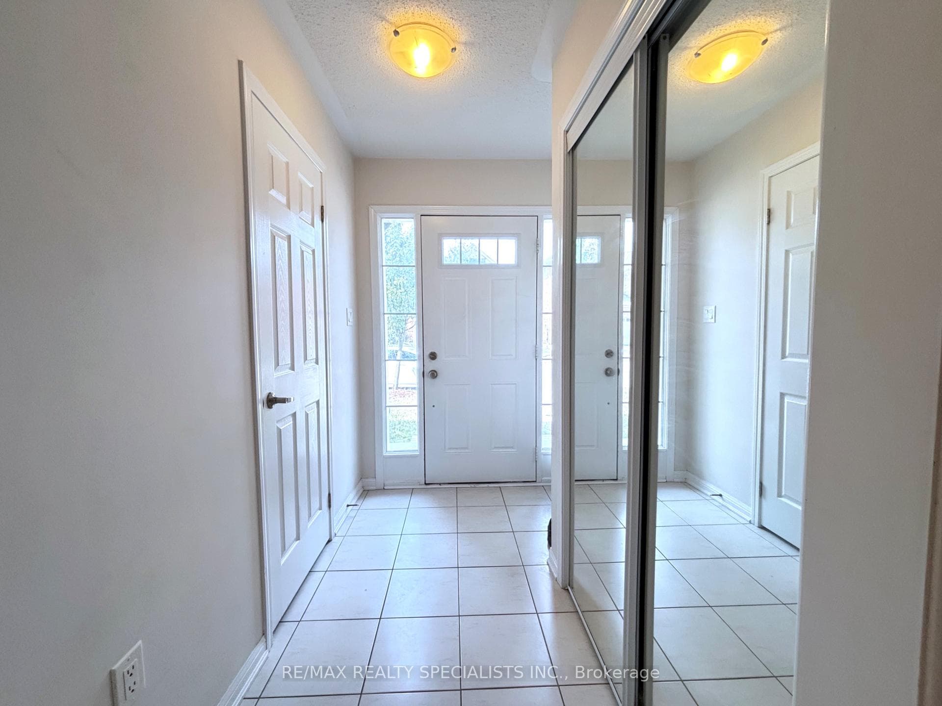 230 Mortimer Crescent photo 2