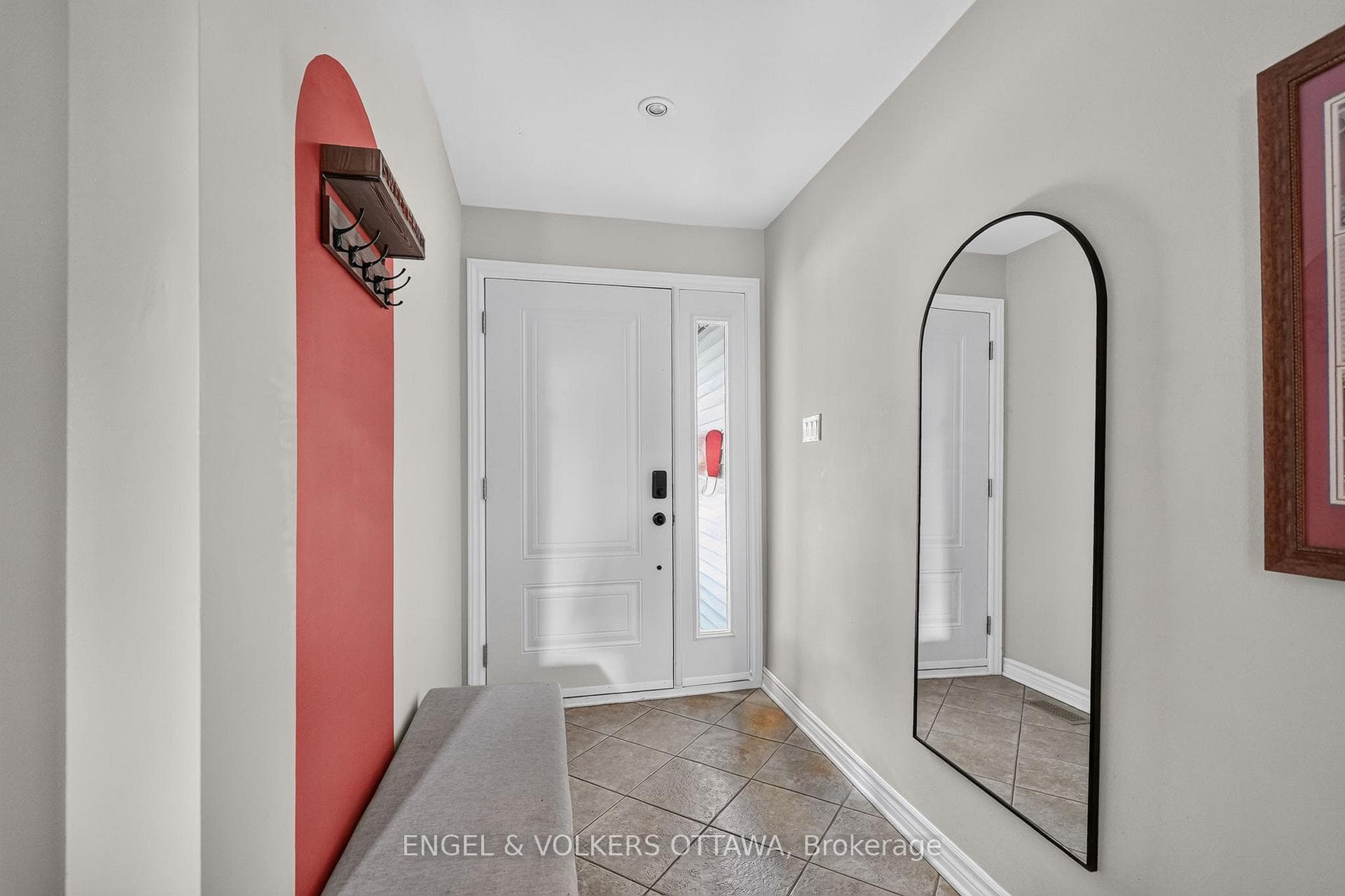 258 Carillon Street photo 3