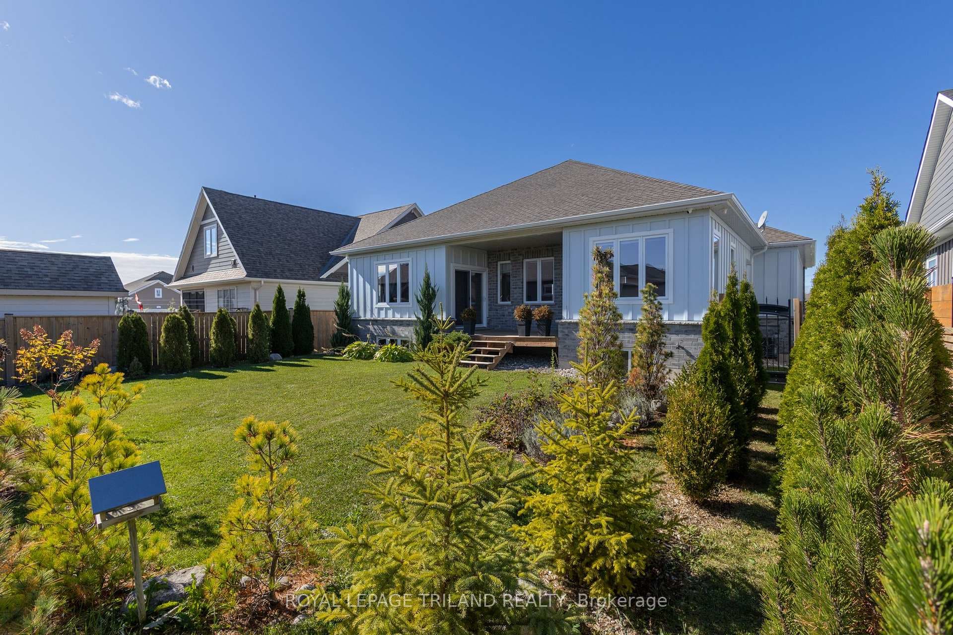 More of this superb exterior & backyard