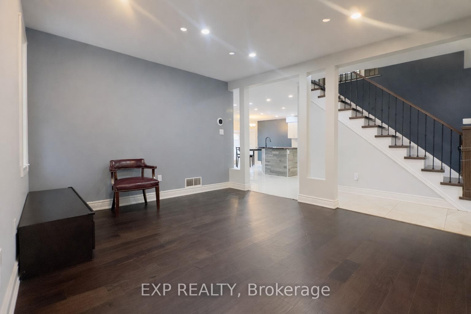 469 DANSBURY Drive Unit UPPER photo 4
