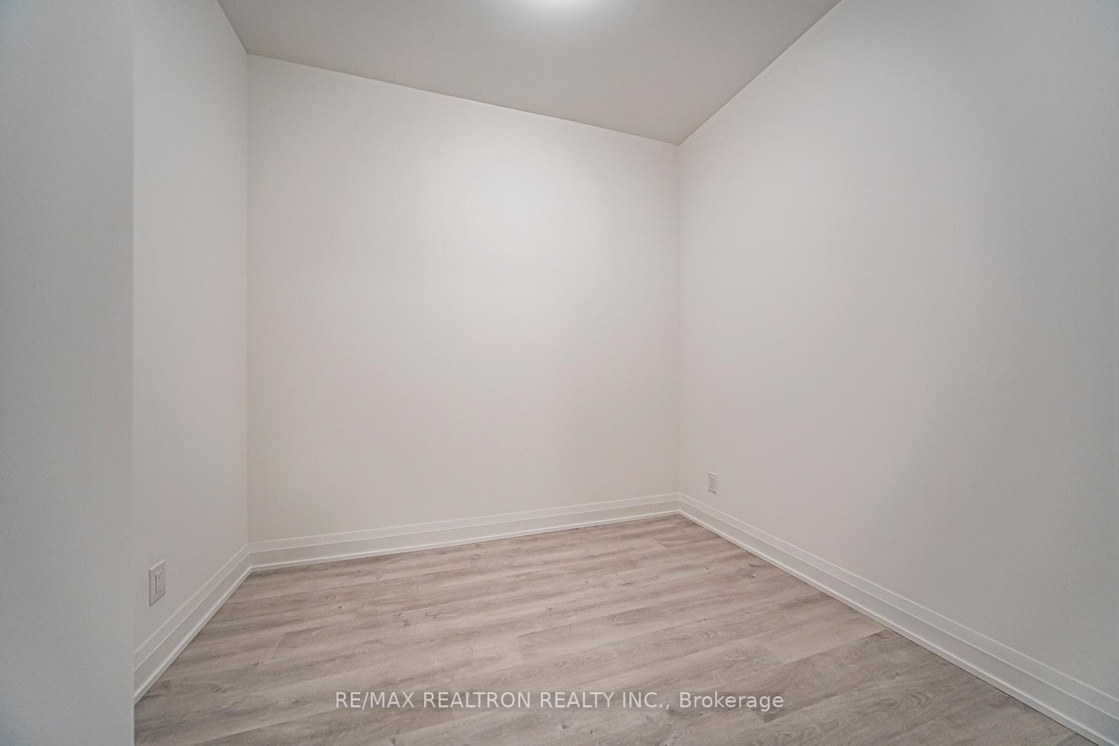 65 Broadway Avenue Unit 812 photo 17