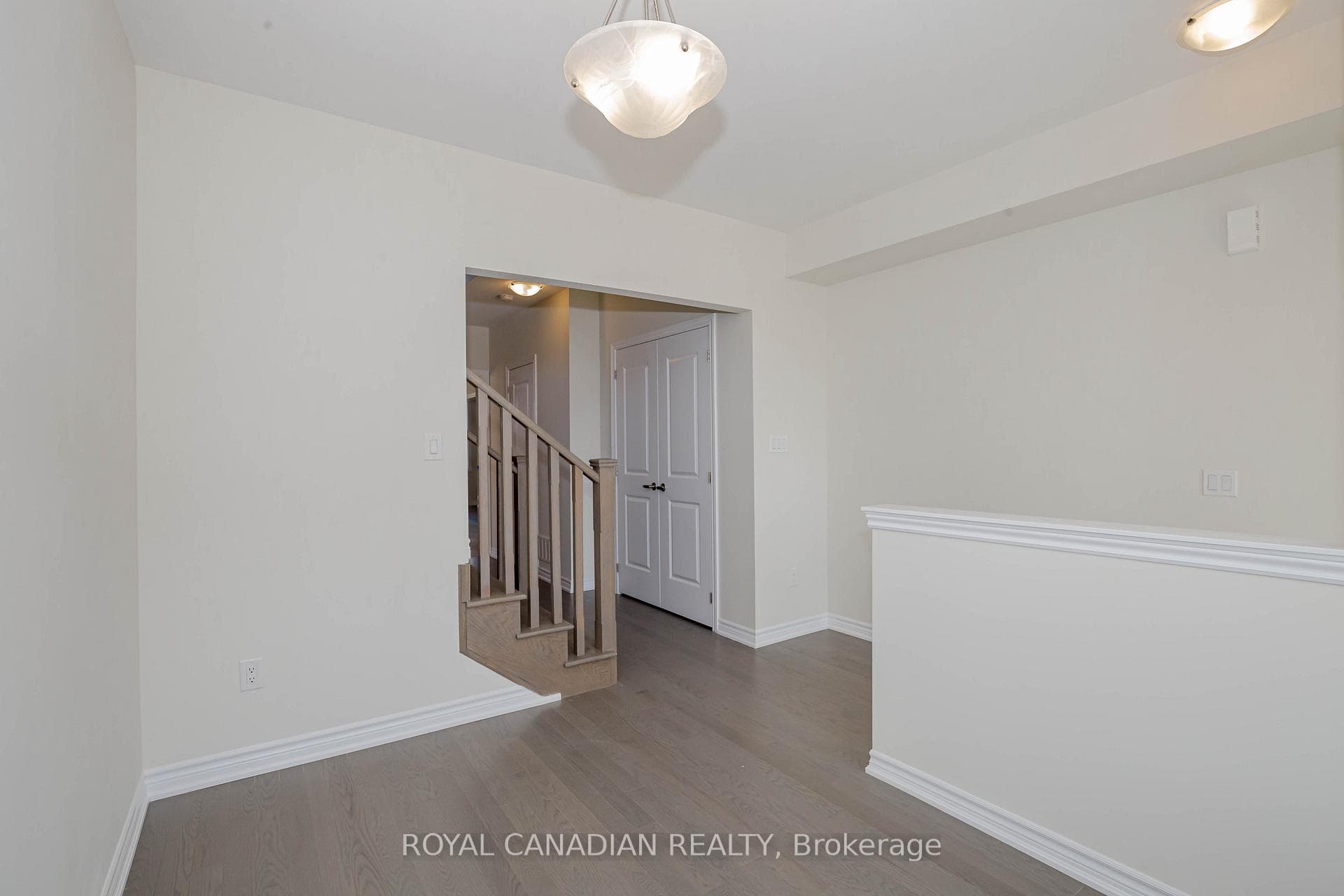 2 Molnar Crescent photo 5