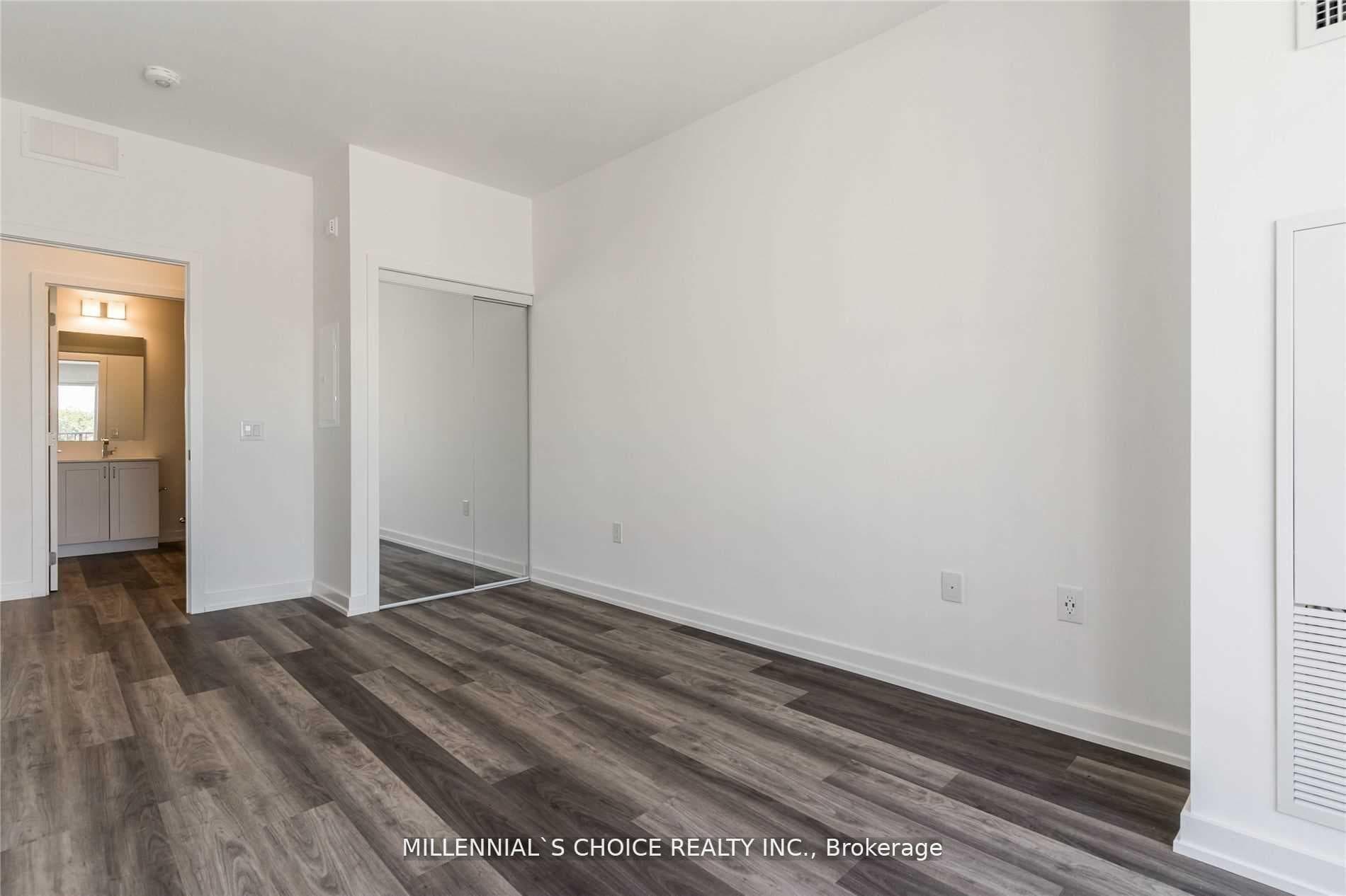 430 Essa Road Unit 424 photo 14