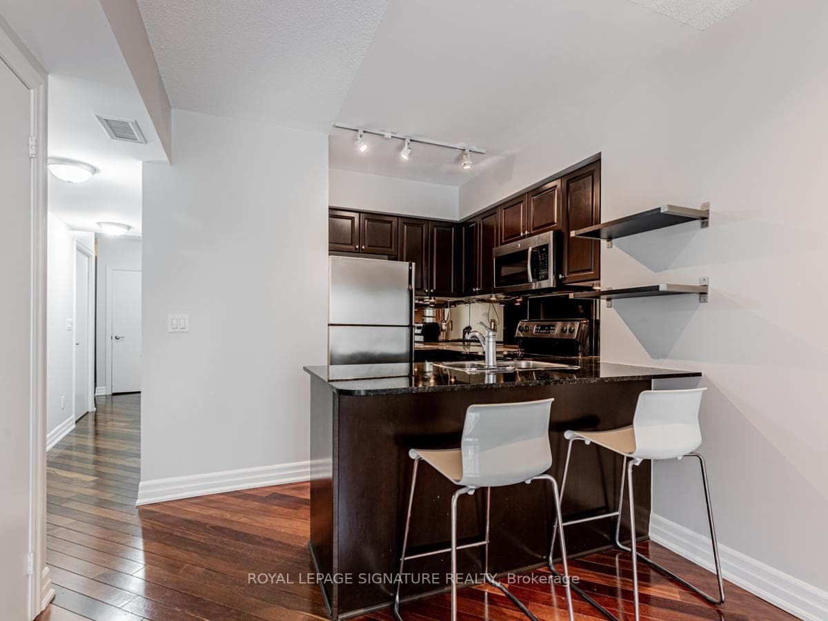 8 Scollard Street Unit 709 photo 13