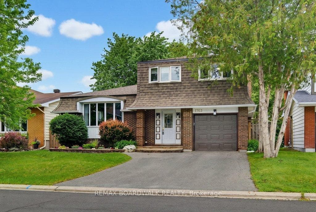 1703 Fieldstone Crescent photo 1