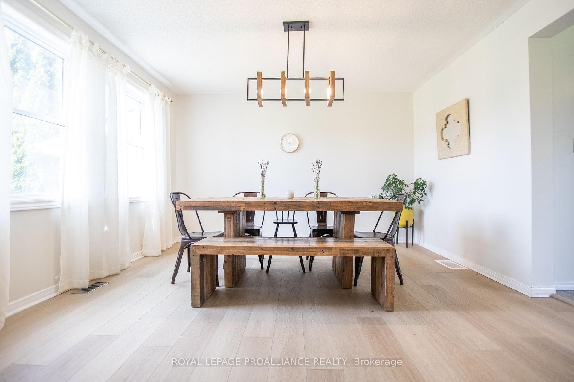 2130 Arne Crescent photo 10