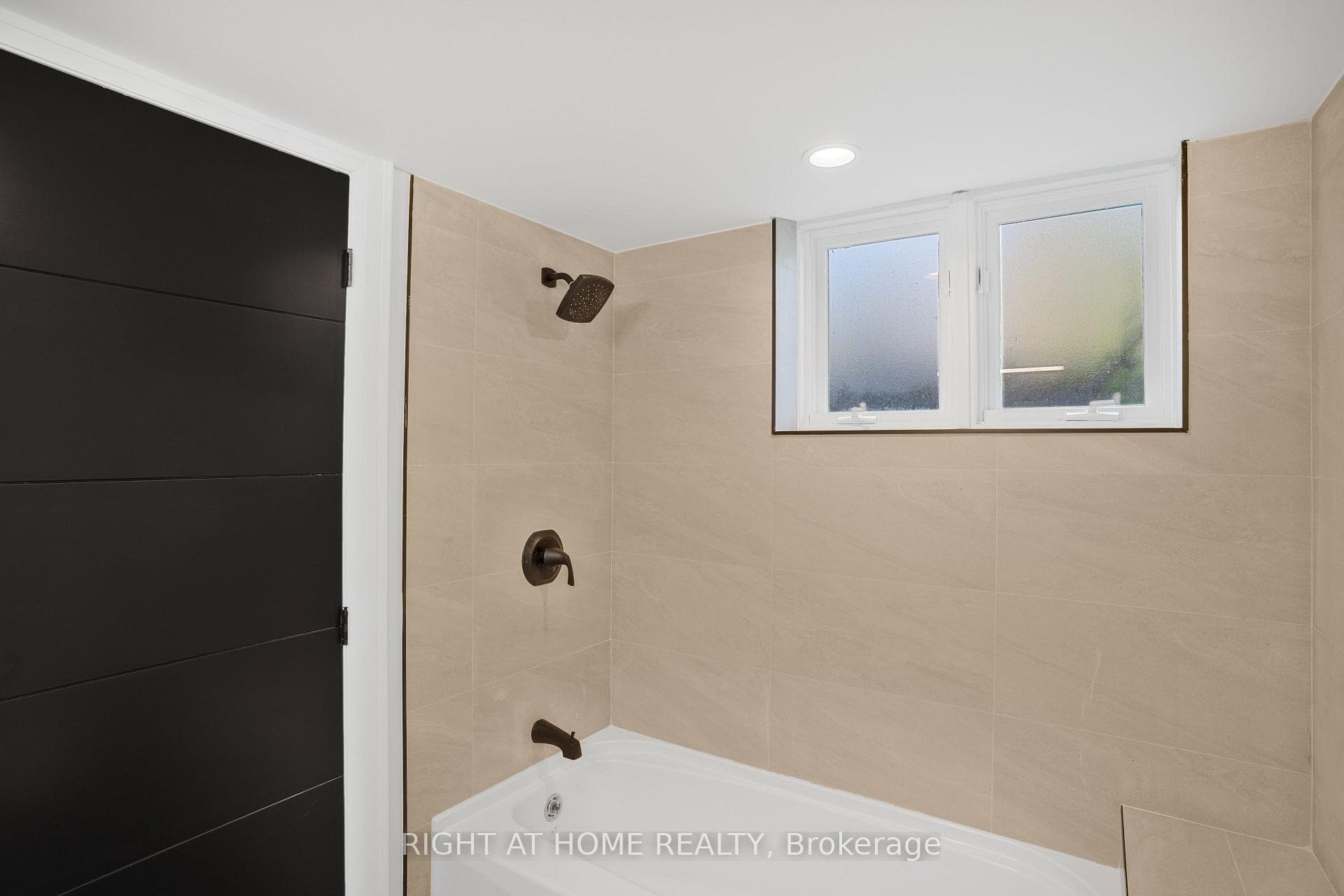 221 Victoria Street photo 27