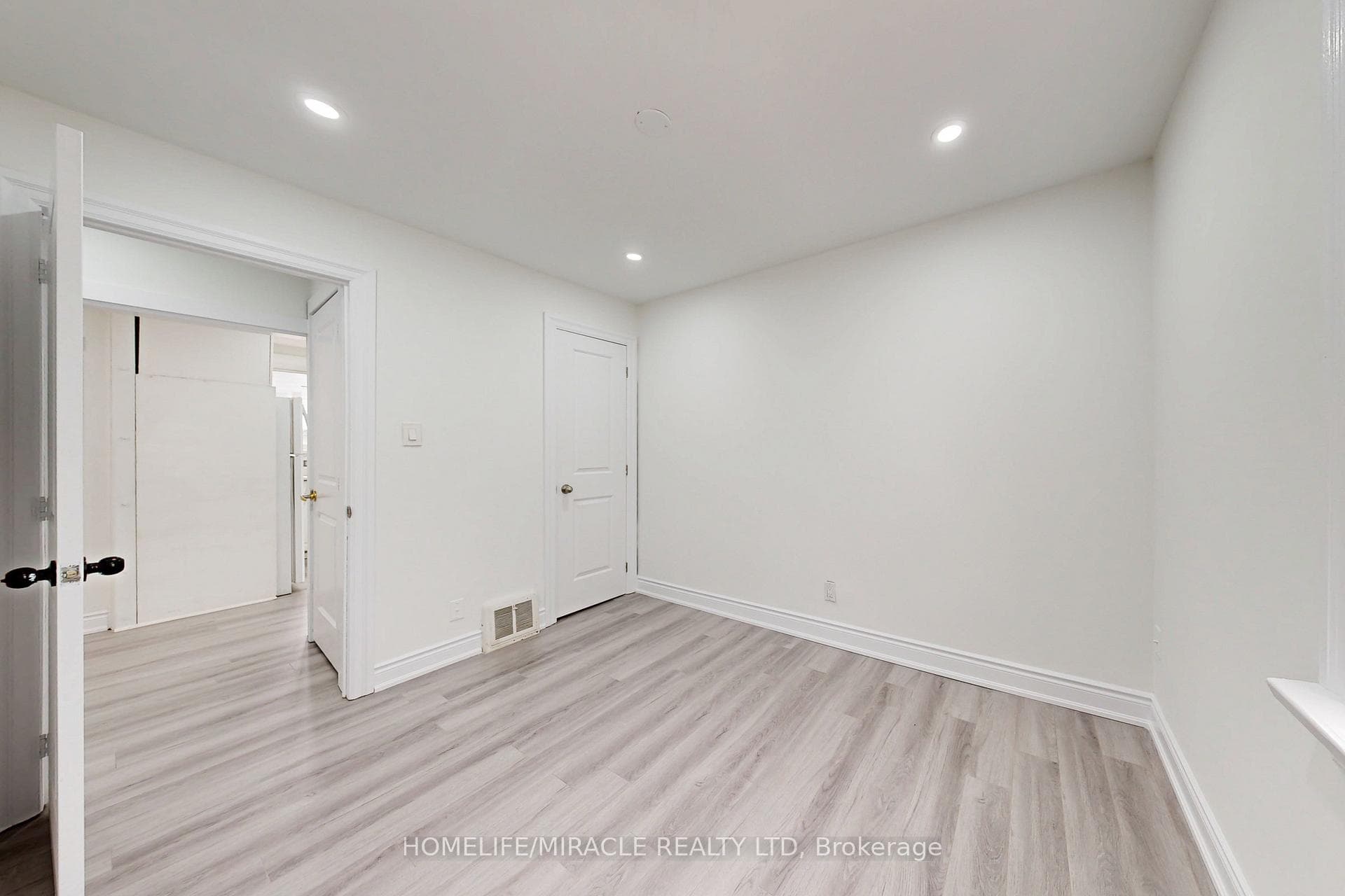91 Wellington Street photo 20