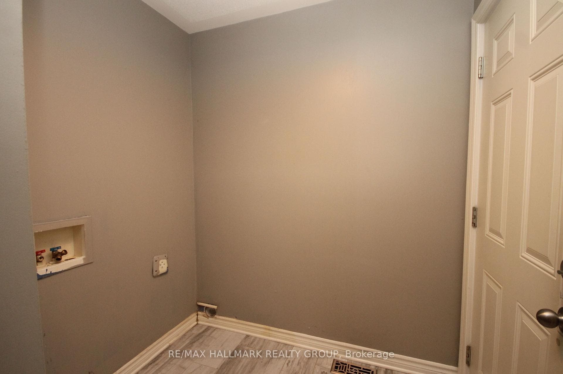 322 FAIRLAKES Way photo 20