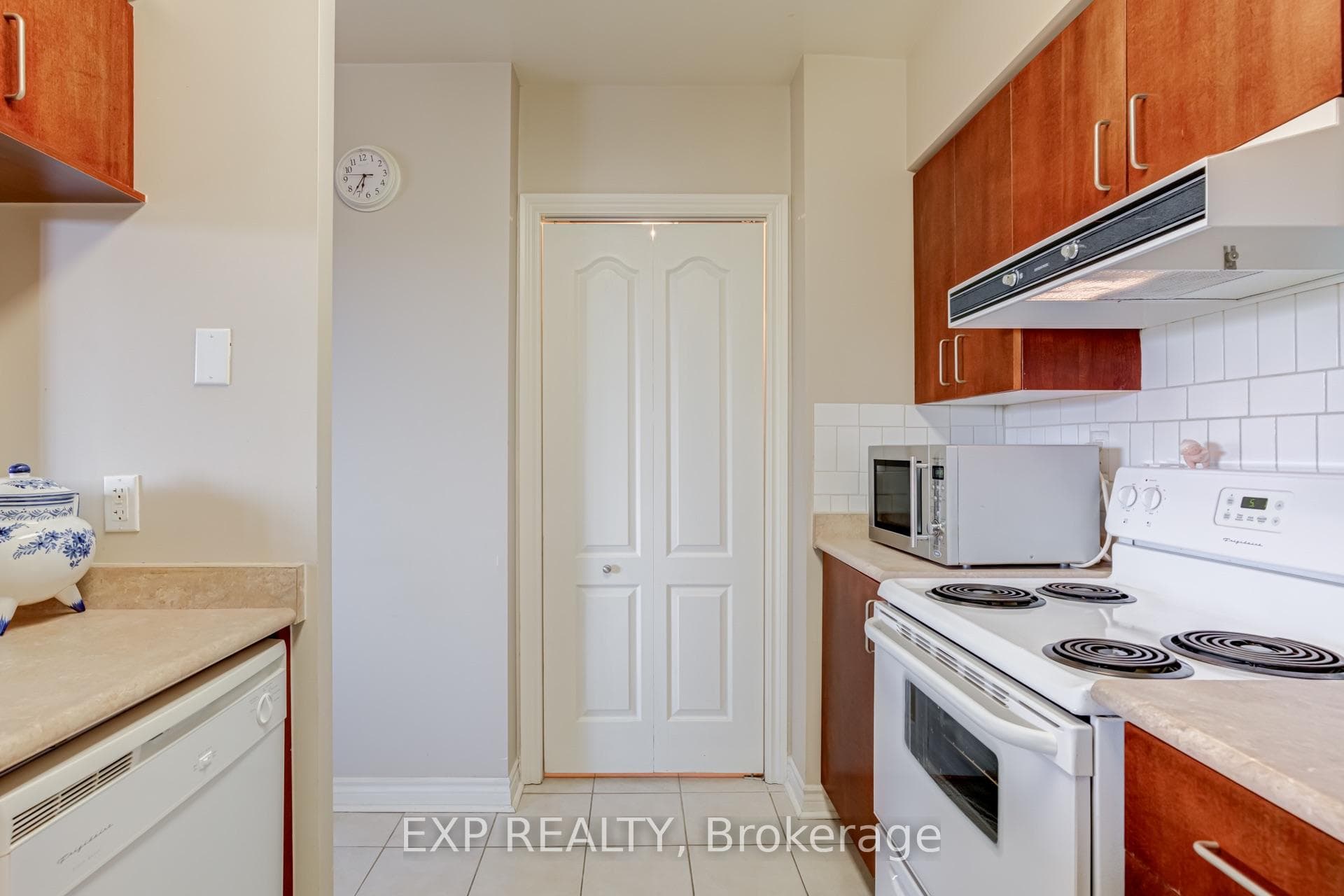 2088 Lawrence Avenue Unit 707 photo 9