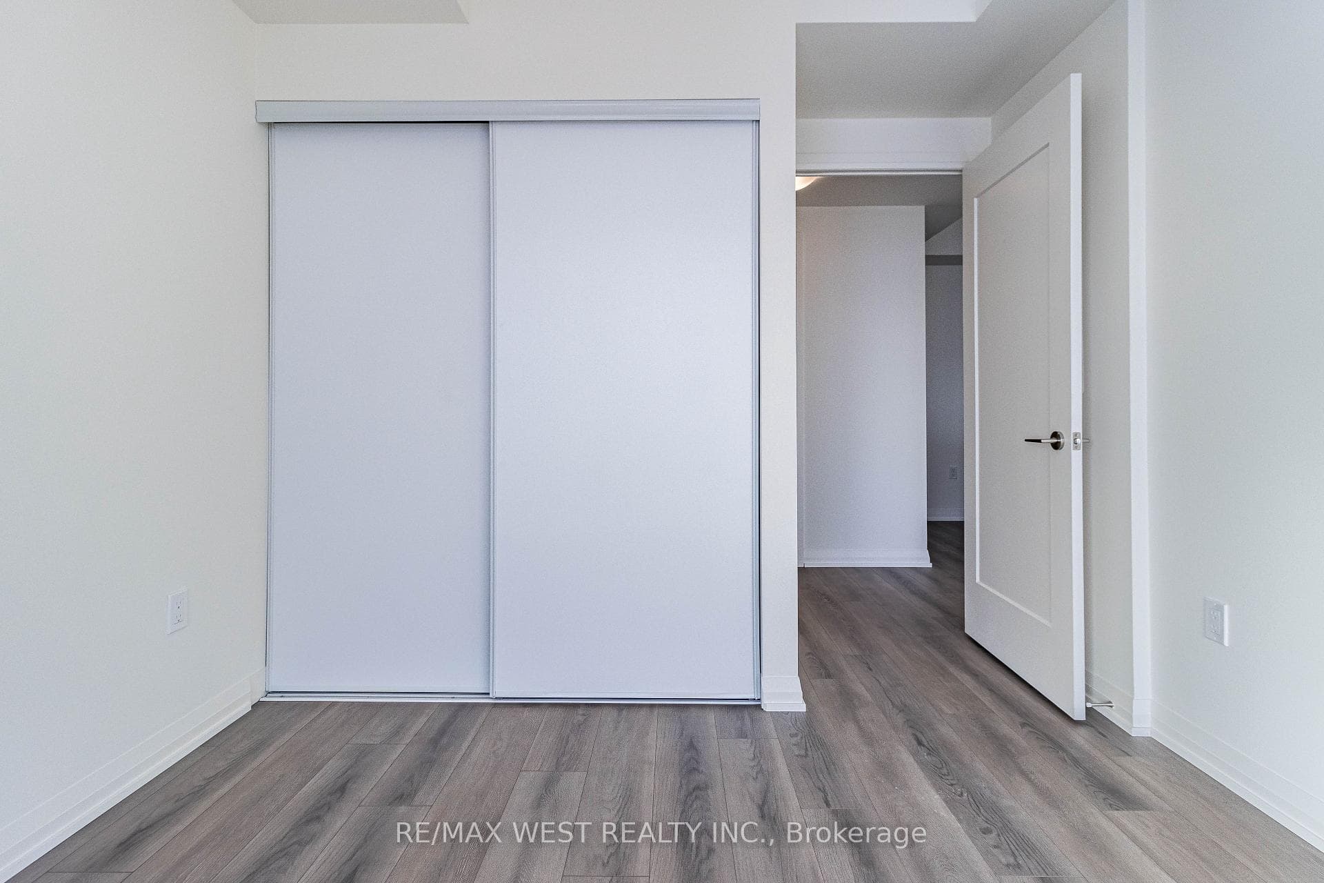 8960 Jane Street Unit 820 photo 17