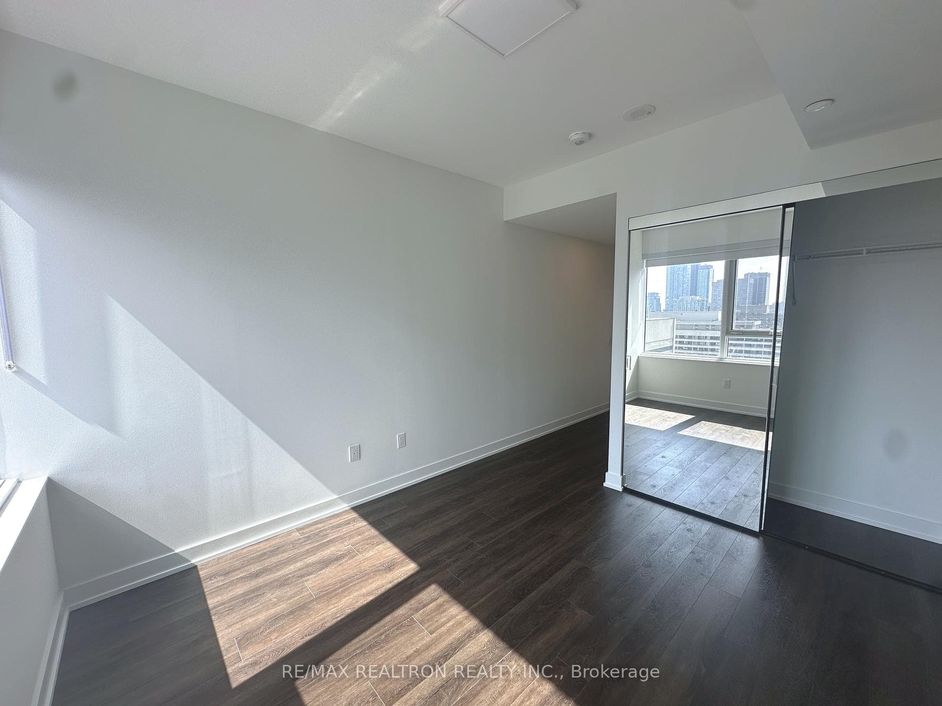 609 Sherbourne Street Unit 3004 photo 4