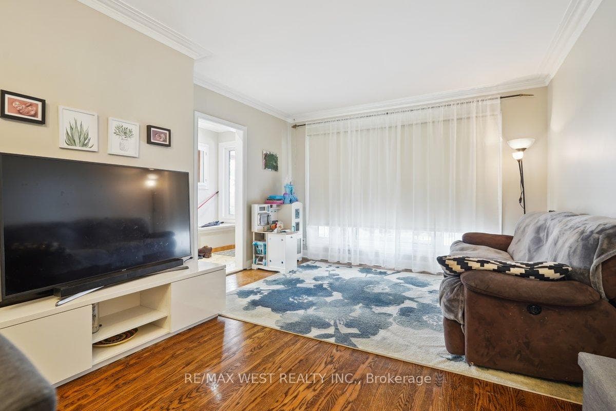 555 Silverthorn Avenue photo 2