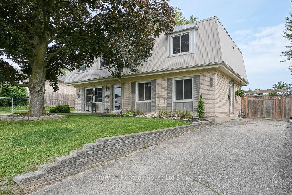 1003 B Nesbitt Crescent photo 4