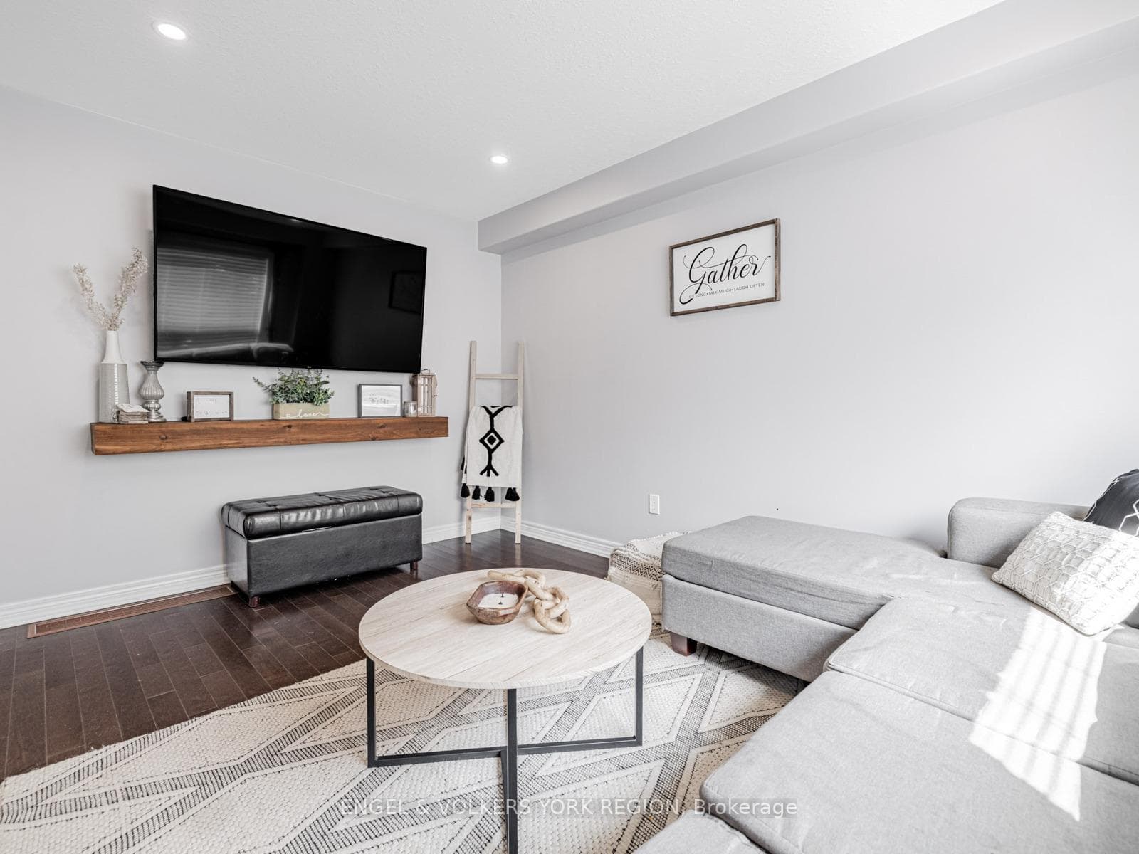 176 Banting Crescent photo 13