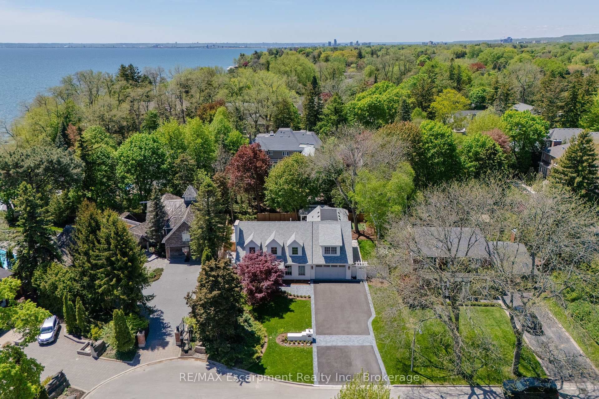 130 Edgecliffe Place photo 2