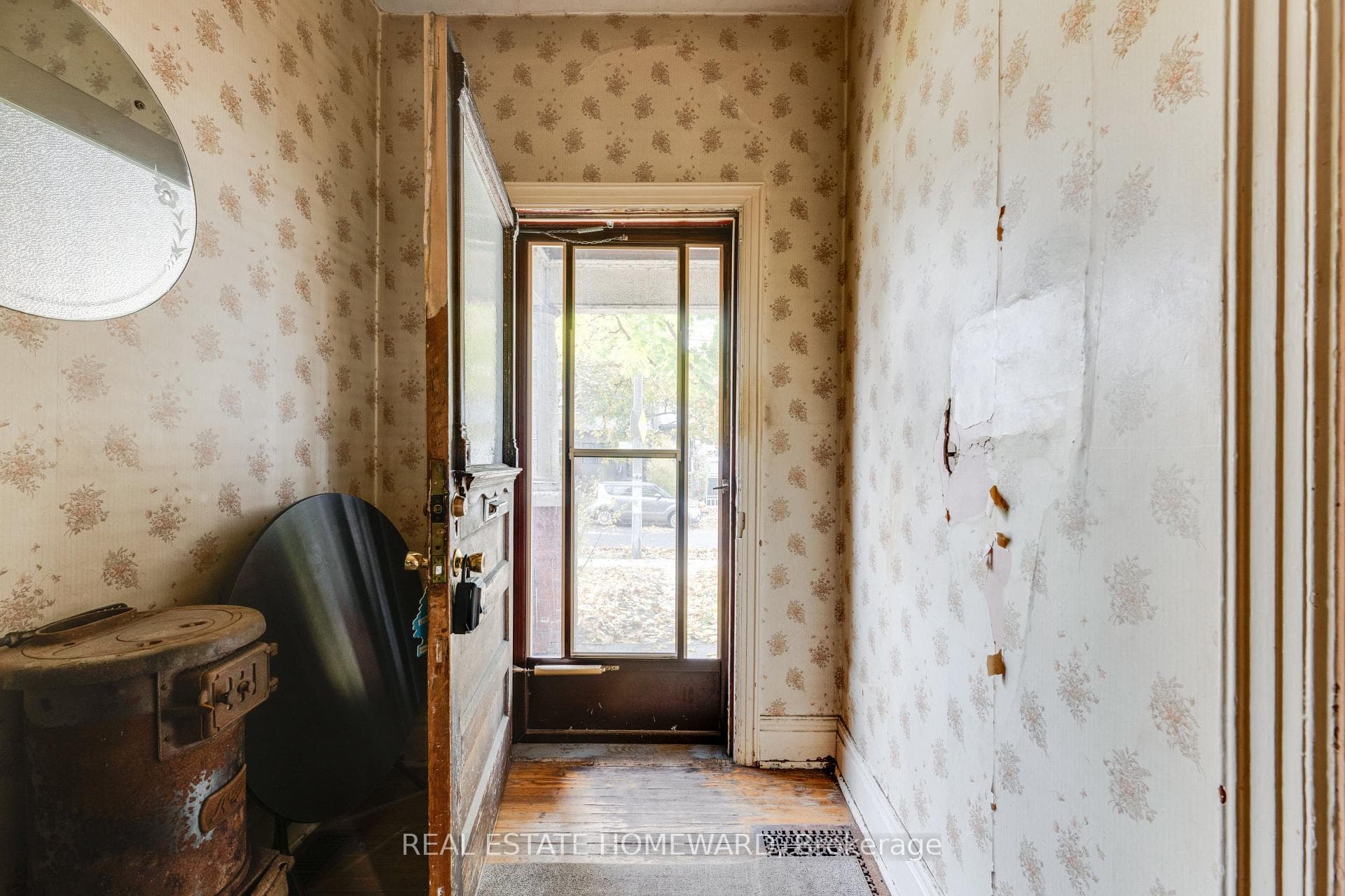 148 Rhodes Avenue photo 3