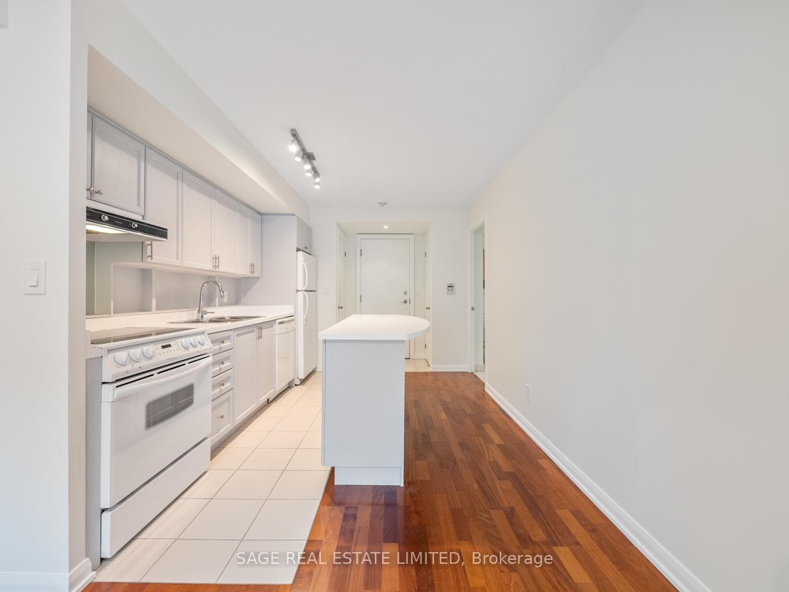 18 Beverley Street Unit 209 photo 2