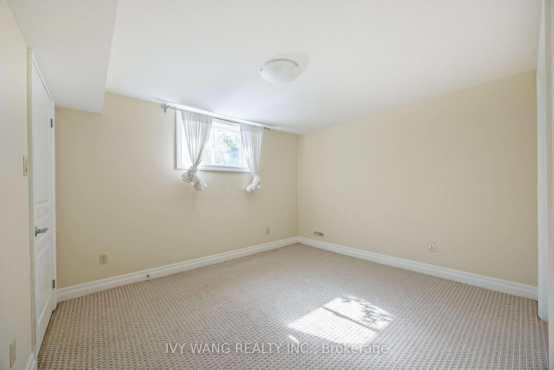 2080 BEAVERBROOK Avenue Unit 31 photo 29
