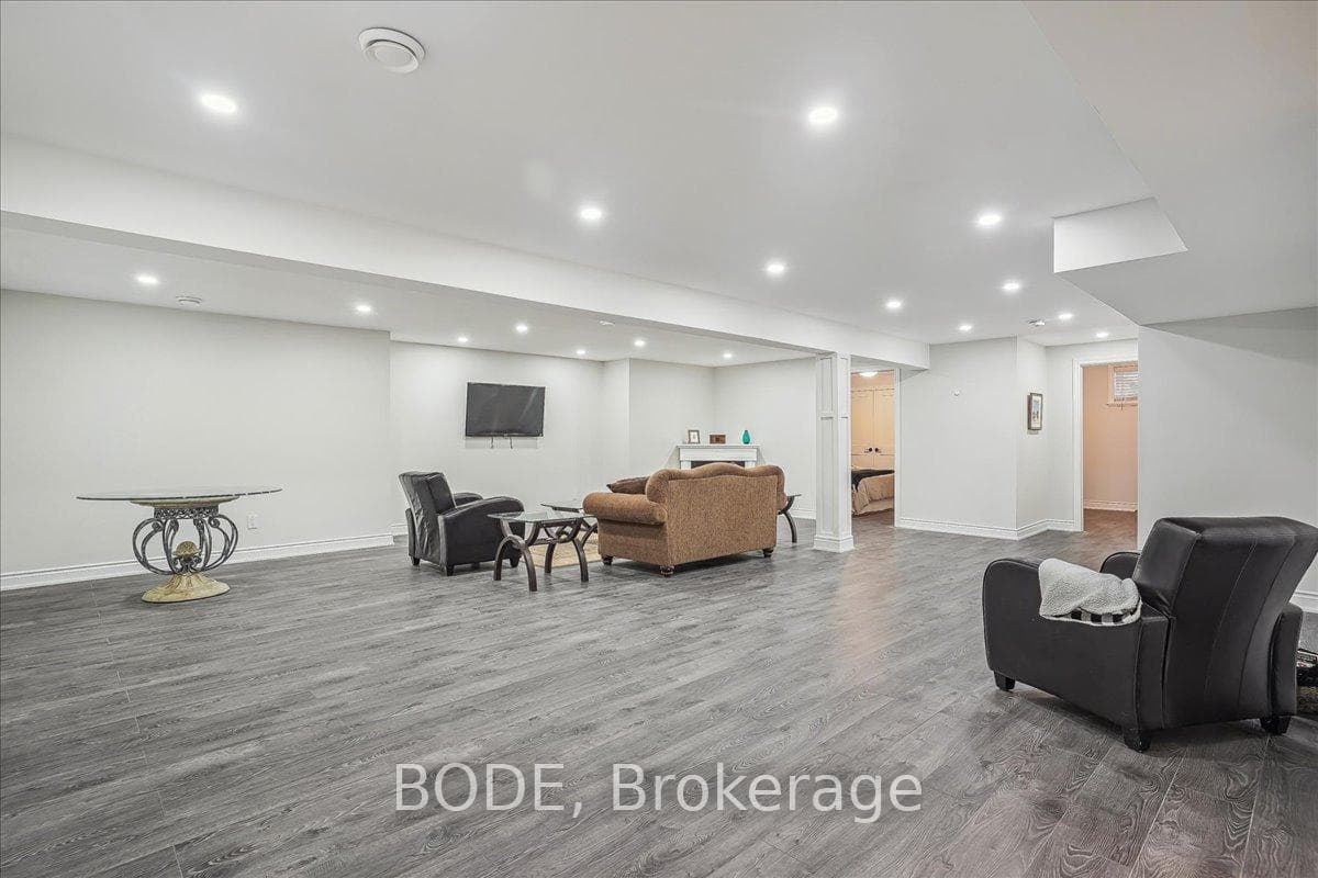 215 Oak Street photo 29